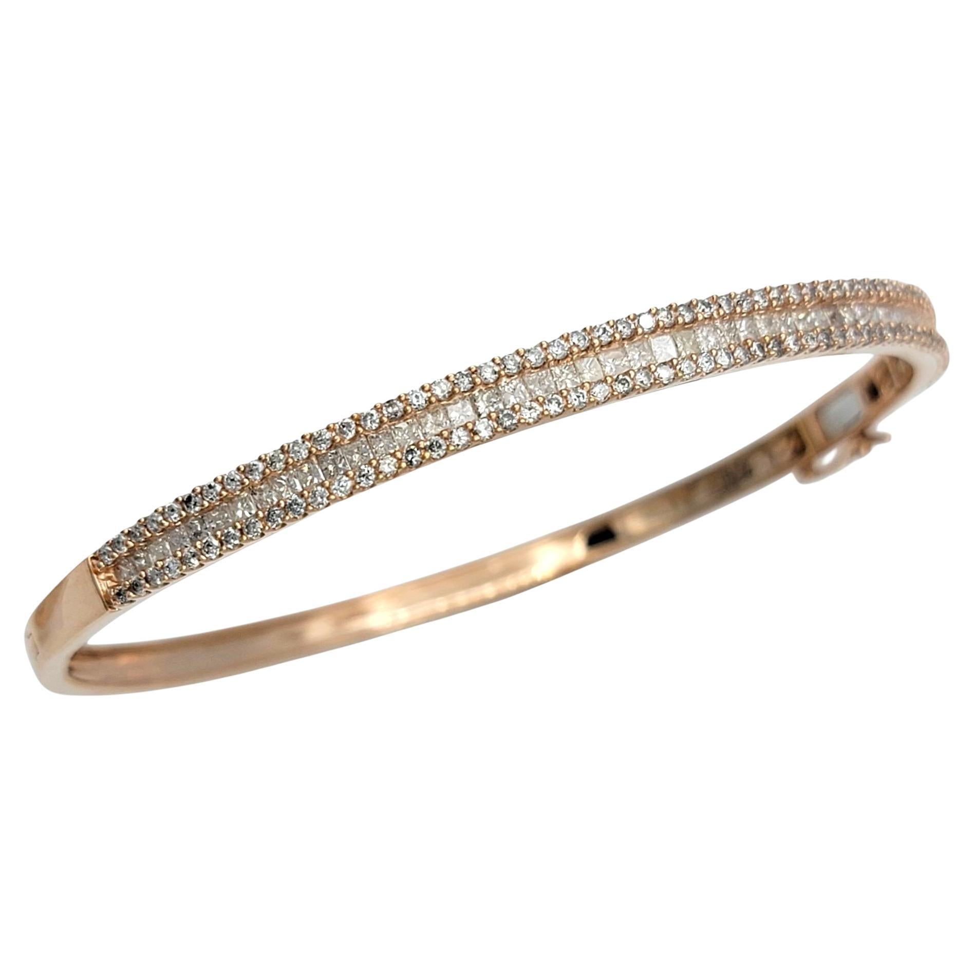 Questo splendido bracciale bangle con cerniera in oro rosa 14 carati offre una raffinata brillantezza grazie alla disposizione di più file di diamanti. Una linea elegante di diamanti taglio princess è incastonata al centro, affiancata su entrambi i