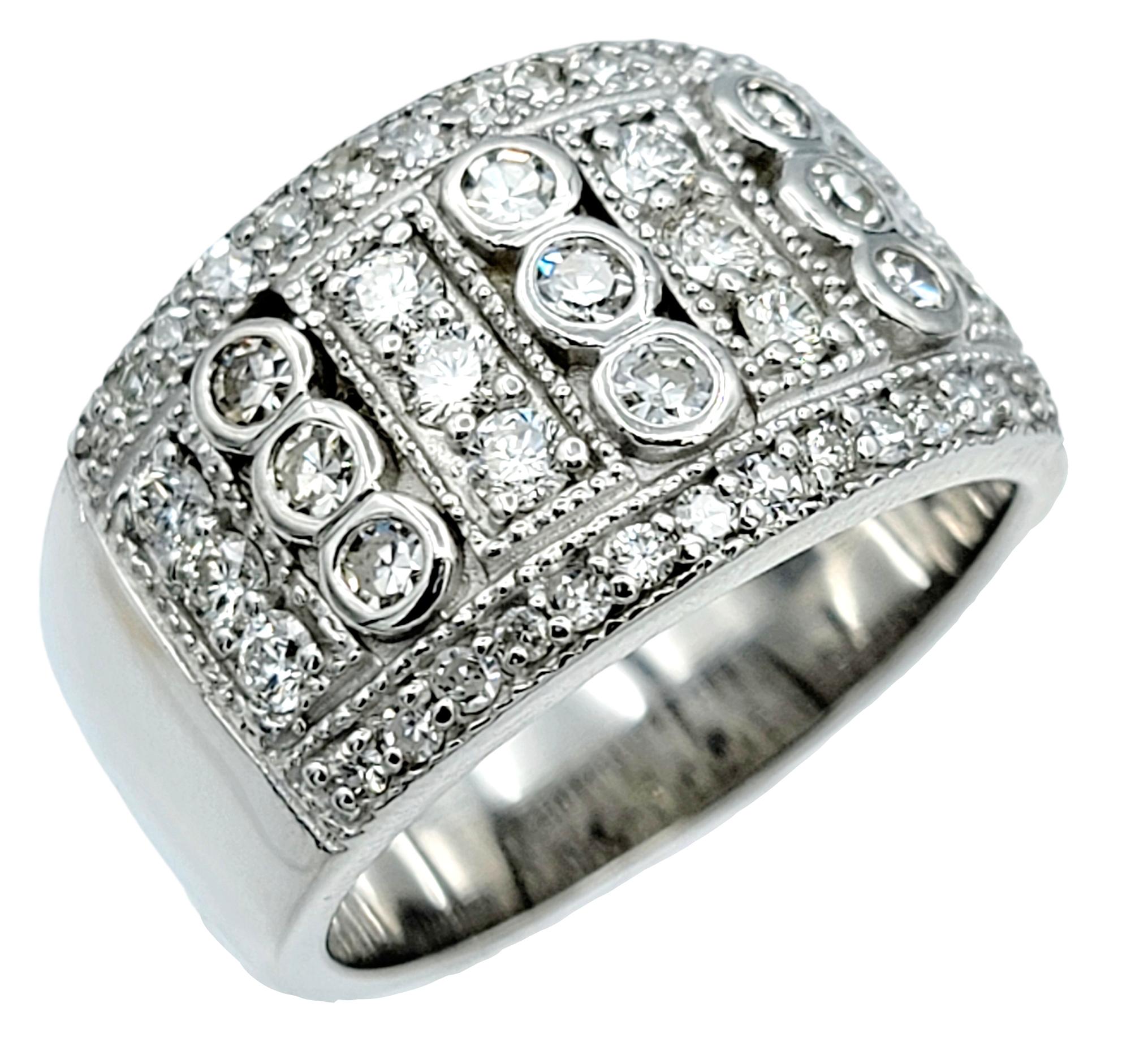 Ringgröße: 9.25

Wir präsentieren einen exquisiten mehrreihigen Diamantring, ein Meisterwerk zeitloser Eleganz und aufwändiger Handwerkskunst. Dieses atemberaubende Stück ist ein wahrer Beweis für die Kunstfertigkeit feiner Juwelen, entworfen, um zu