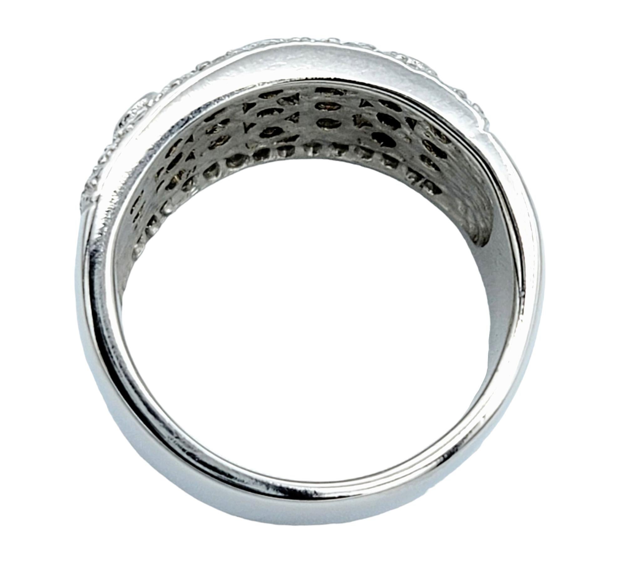 Mehrreihiger, breiter Ring aus 14 Karat Weißgold mit rundem und Diamanten im Einzelschliff  (Zeitgenössisch) im Angebot