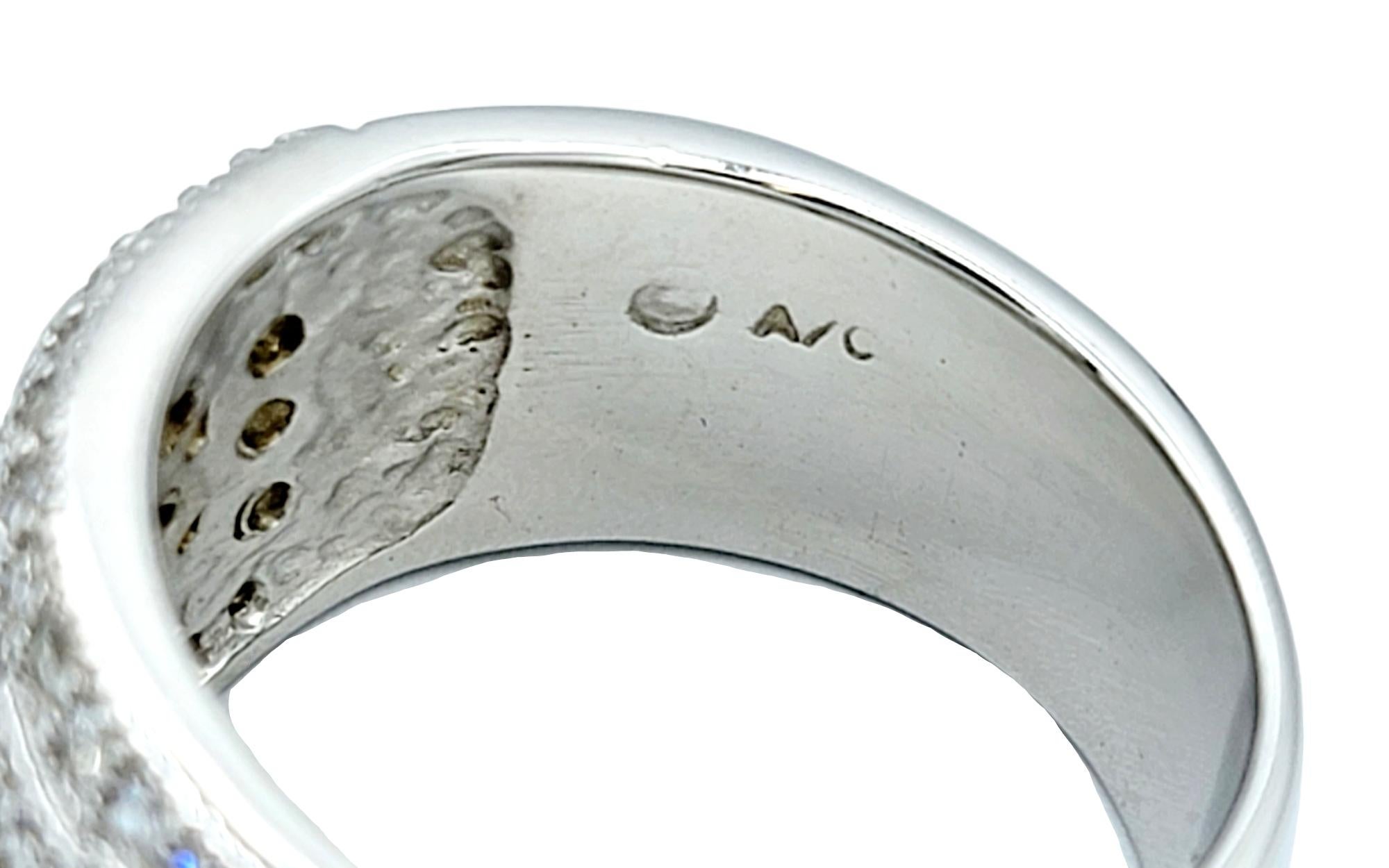 Mehrreihiger, breiter Ring aus 14 Karat Weißgold mit rundem und Diamanten im Einzelschliff  (Rundschliff) im Angebot