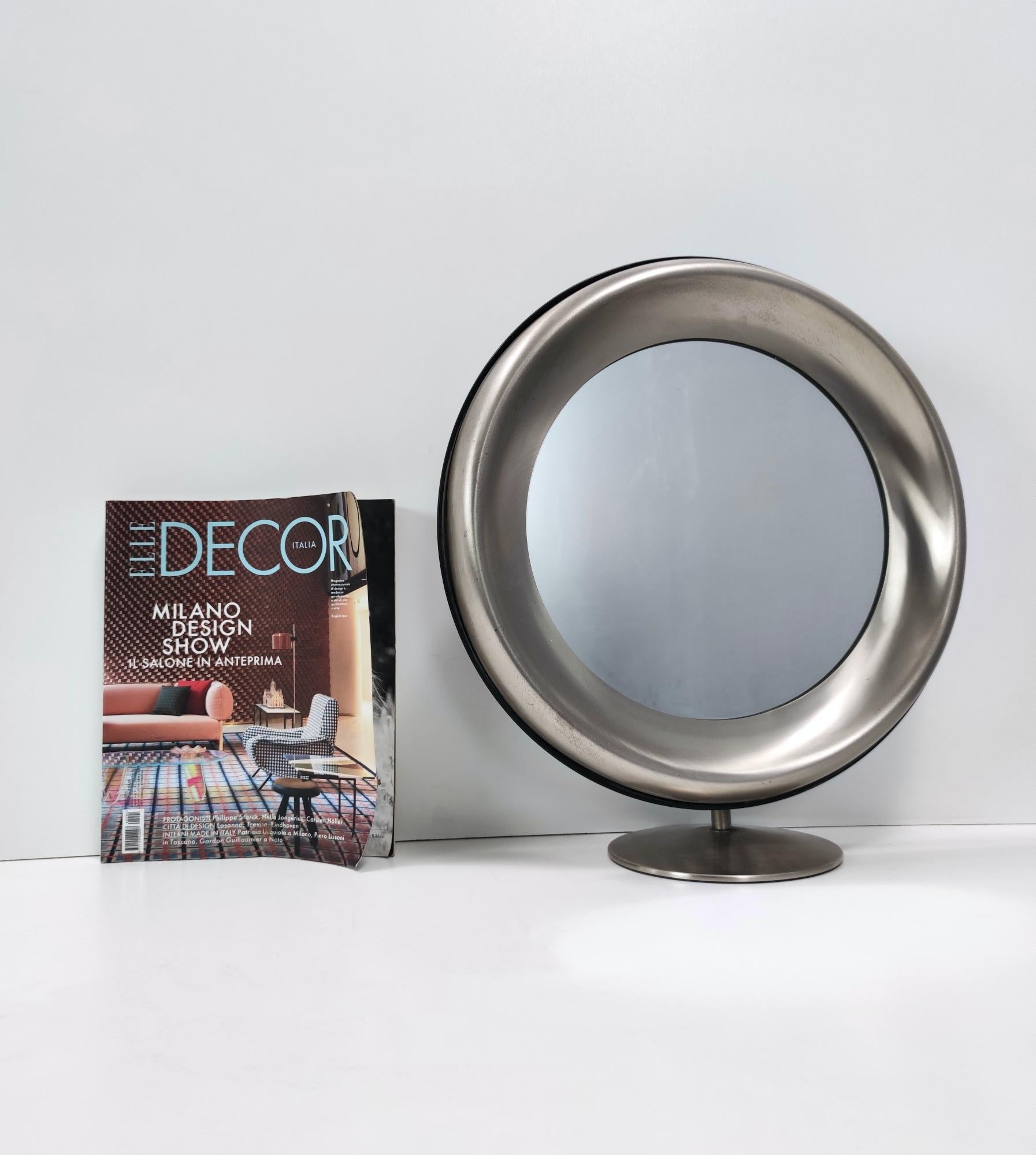 Postmodern Round Anodized Brass Vanity Mirror Ascribable to Sergio Mazza, Italy For Sale 5