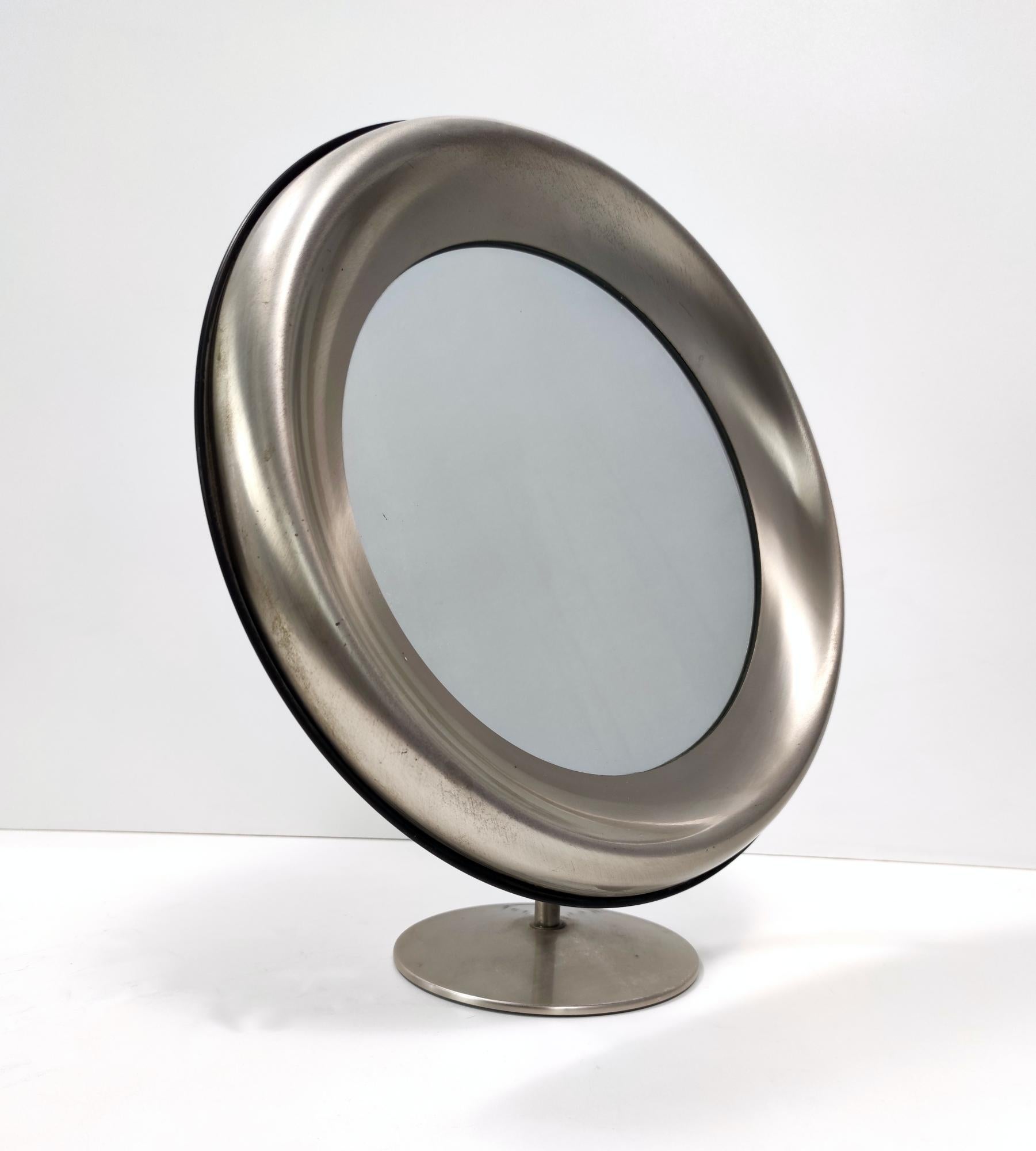 Postmodern Round Anodized Brass Vanity Mirror Ascribable to Sergio Mazza, Italy In Excellent Condition For Sale In Bresso, Lombardy
