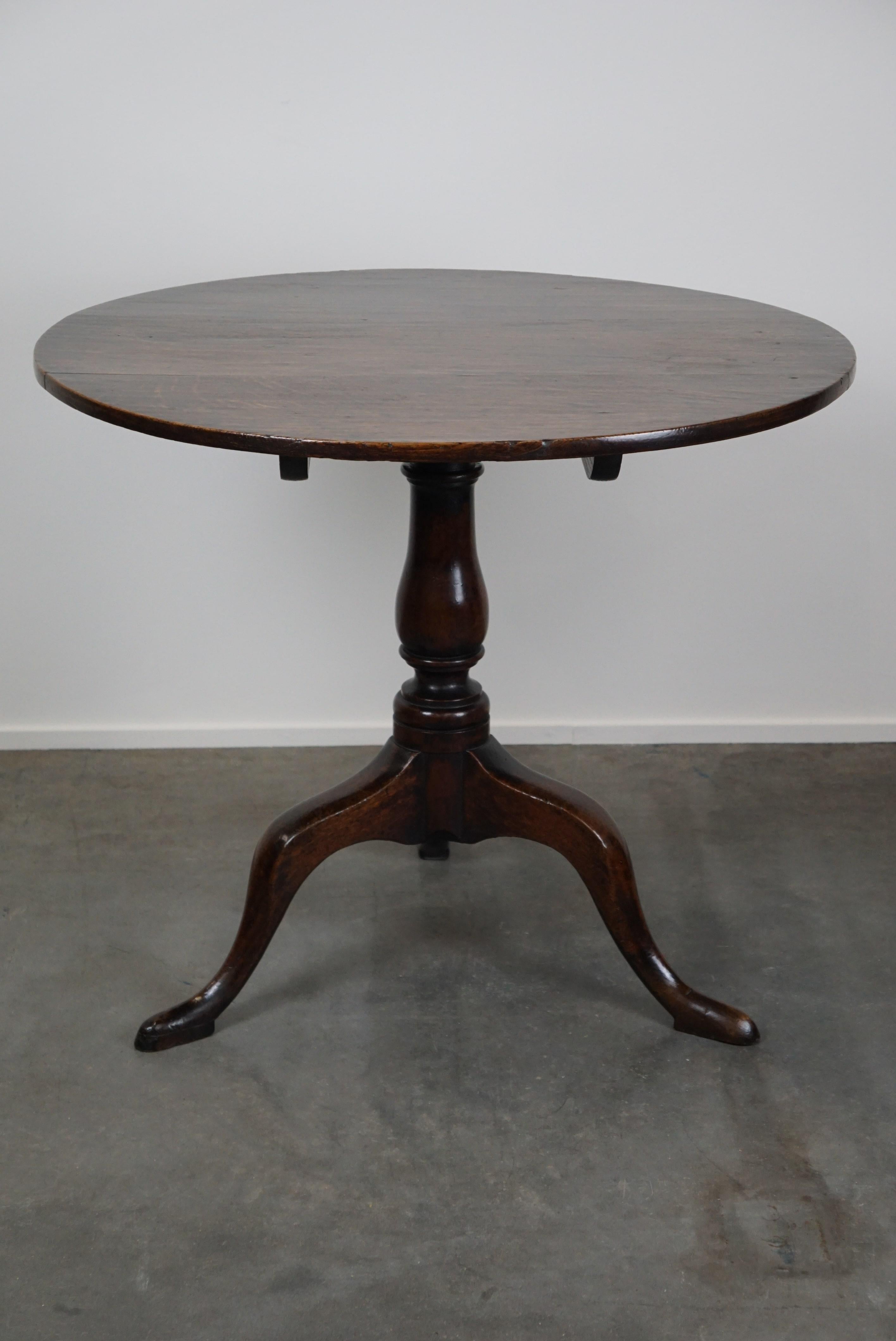 19th Century Round antique English oak tilt-top table with wonderful colors For Sale