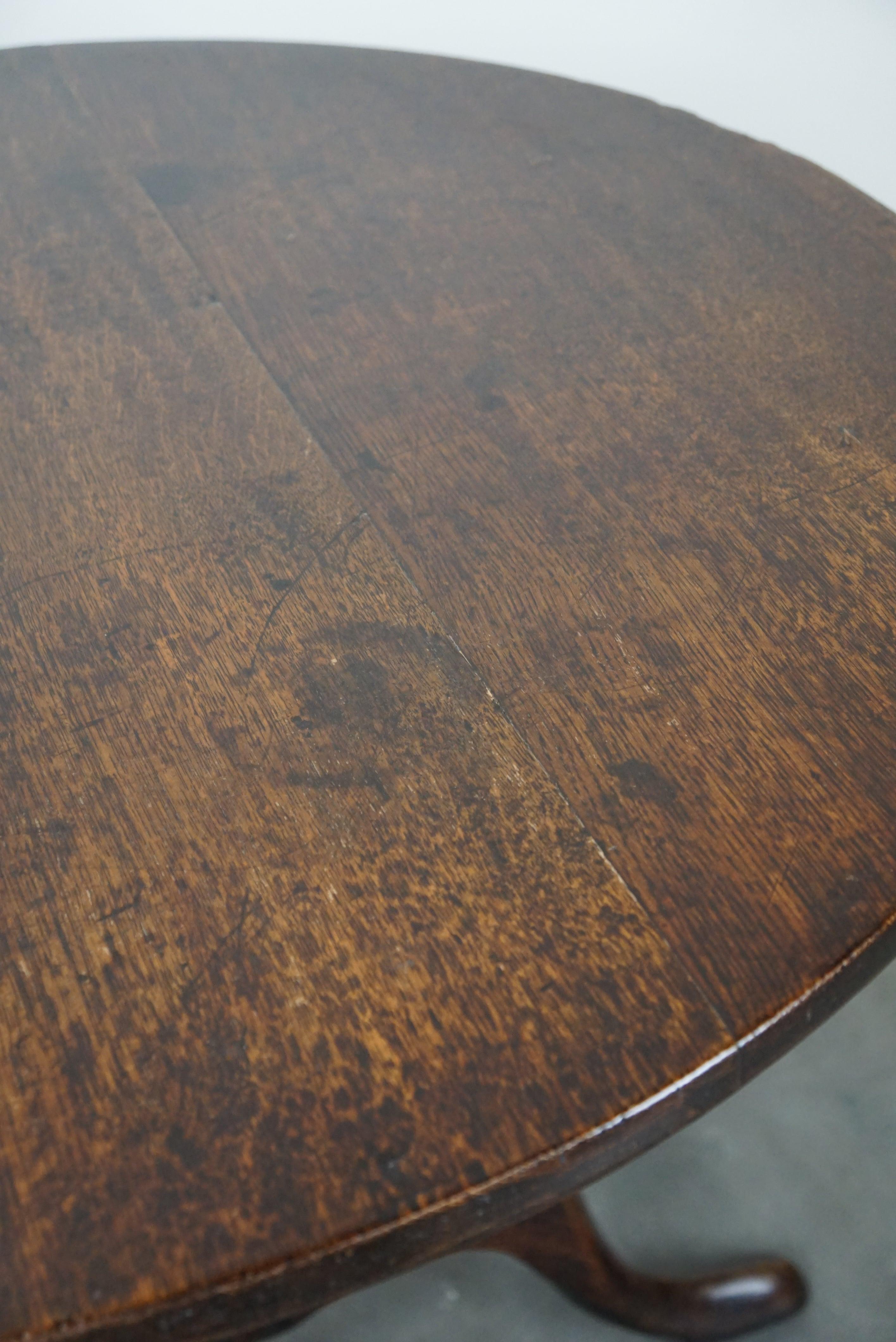 Round antique English oak tilt-top table with wonderful colors For Sale 1