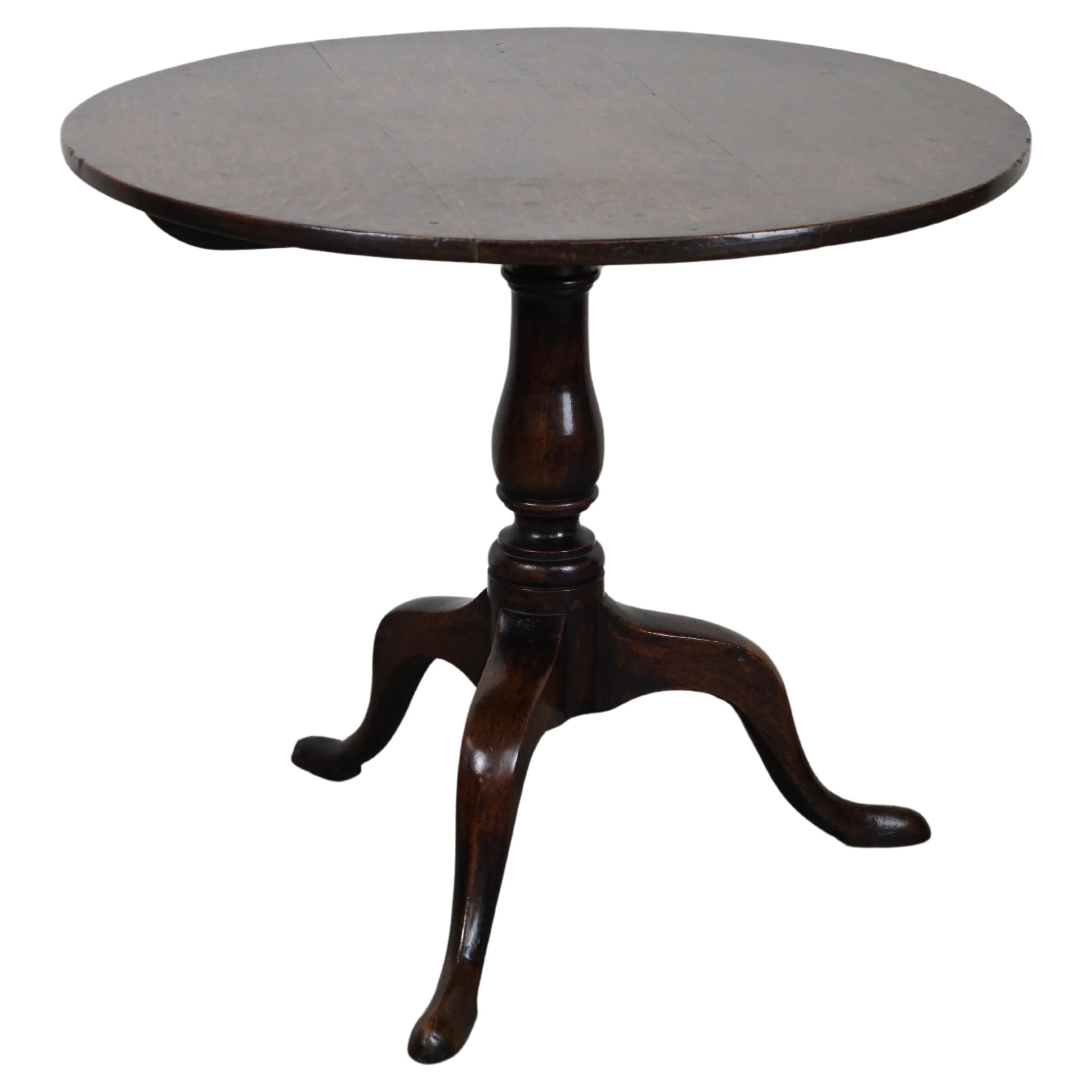 Round antique English oak tilt-top table with wonderful colors For Sale