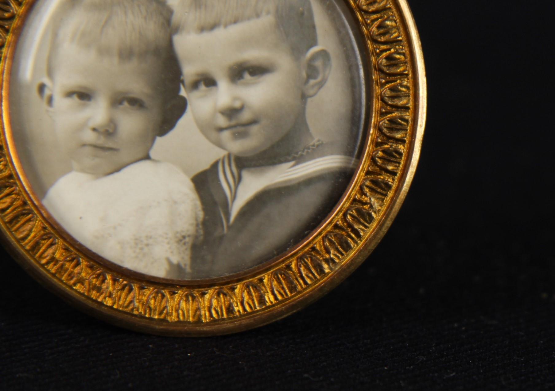 French Round Antique Picture Frame, Victorian Photo Frame, France, 1880s, 3 x 3 cm For Sale