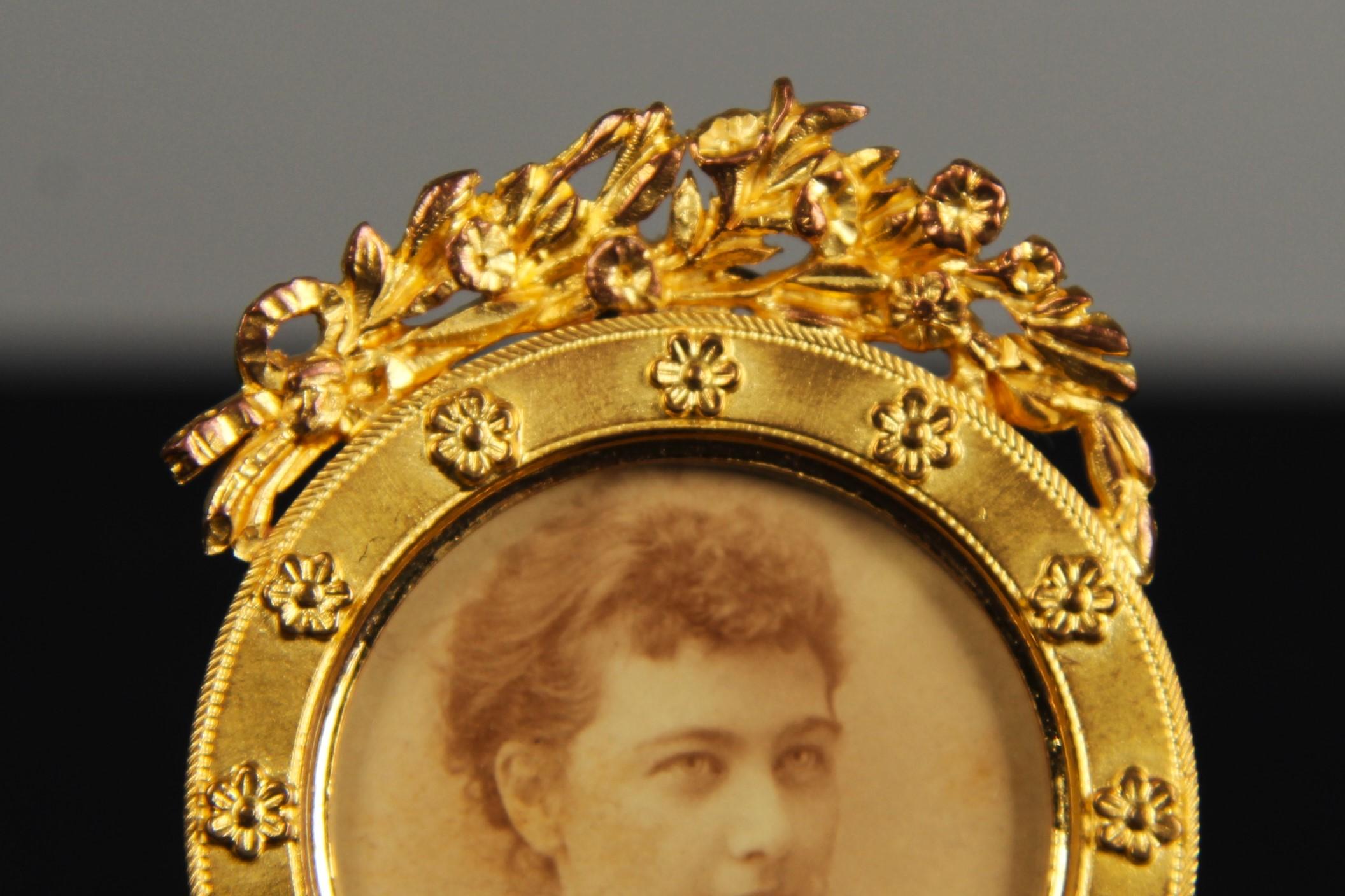 Precioso marco victoriano de Francia, hacia 1880.
Tamaño del cuadro: 3,5 cm x 3,5 cm.

Los marcos franceses de la época victoriana son la expresión de una época conocida por su riqueza decorativa y su aprecio por el arte y la artesanía. Sus diversos