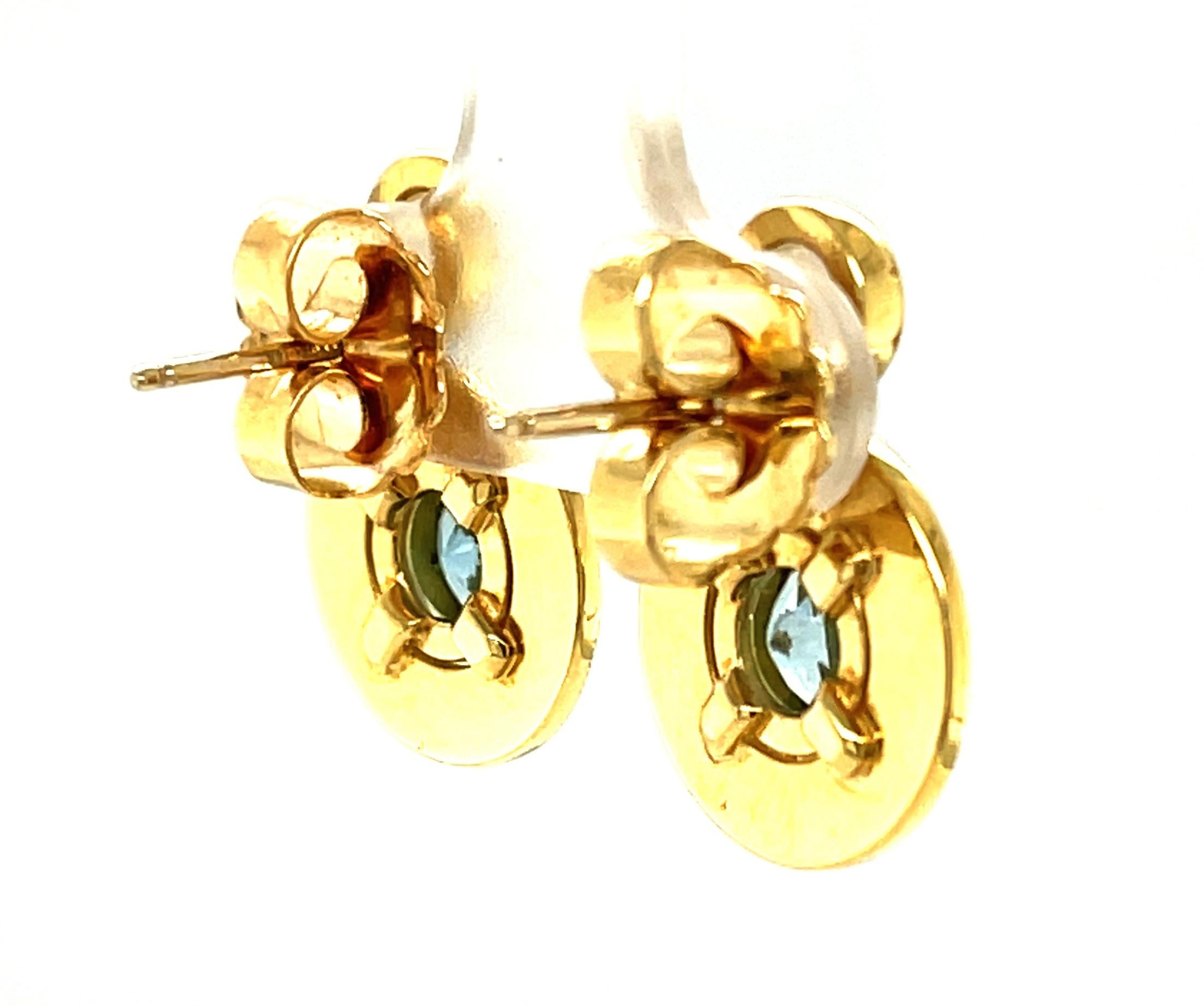 Taille ronde Boucles d'oreilles en or jaune gravées à la main aigue-marine et pierre de lune en vente