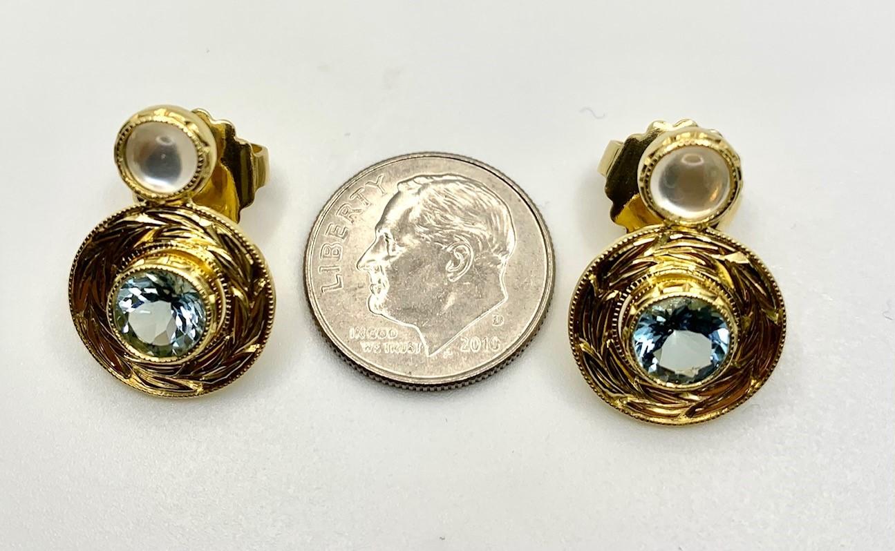 Boucles d'oreilles en or jaune gravées à la main aigue-marine et pierre de lune en vente 2