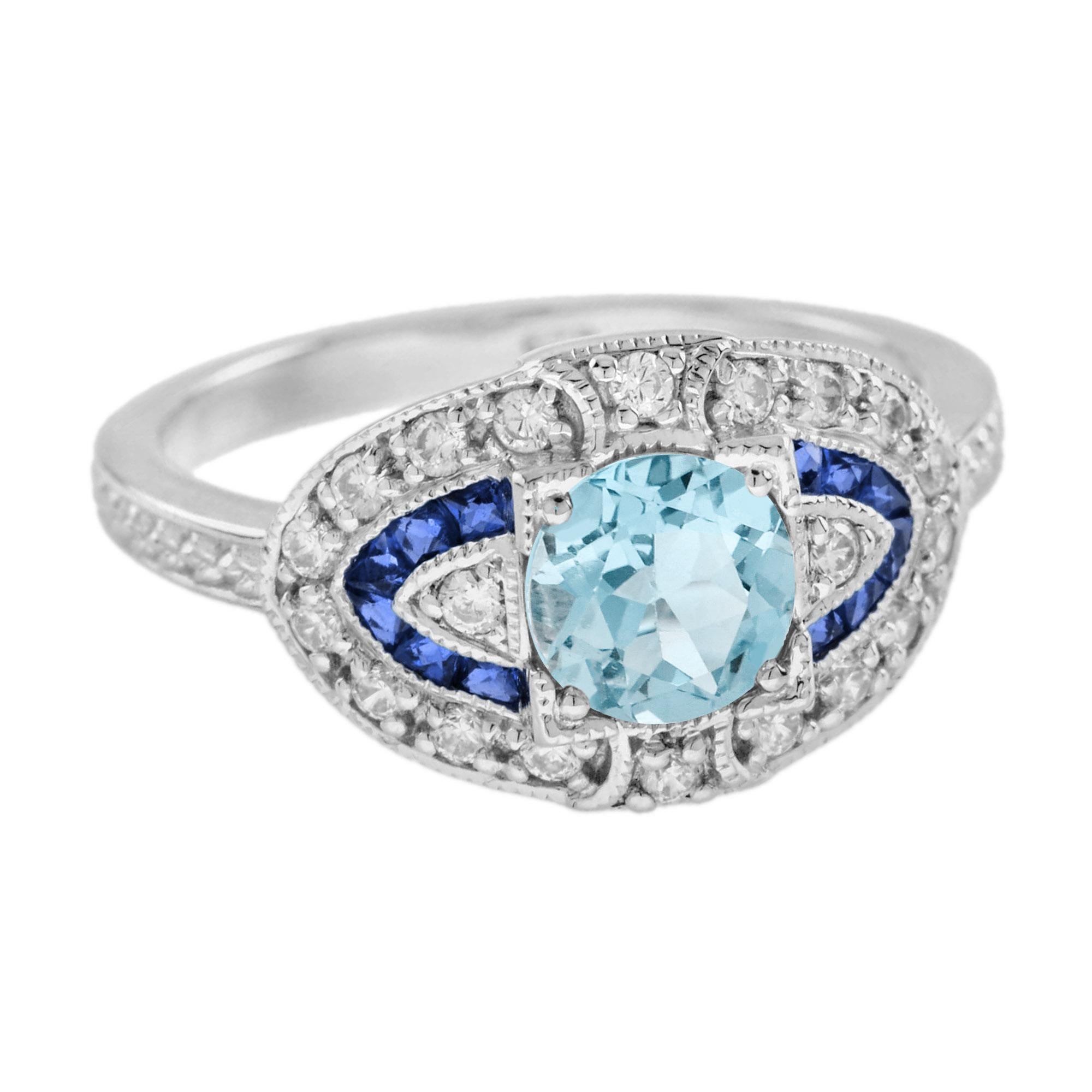 Elegante anillo de oro de inspiración Art Déco engastado con aguamarina de talla redonda, zafiros azules de talla francesa y diamantes redondos alrededor y en los hombros. Este cristal transparente de color azul pálido pertenece a la familia del