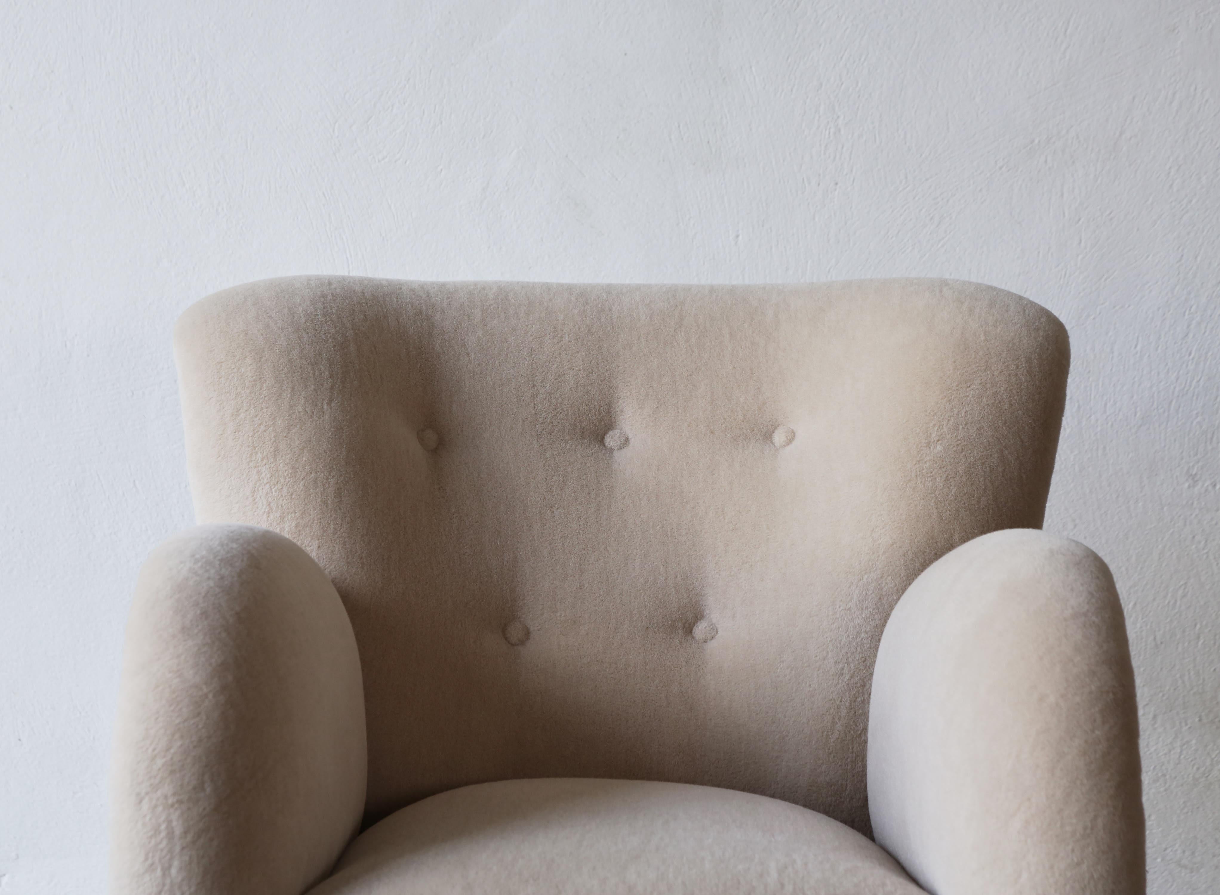 Round Arm Lounge Chair, Newly Upholstered in Pure Alpaca In Good Condition In London, GB