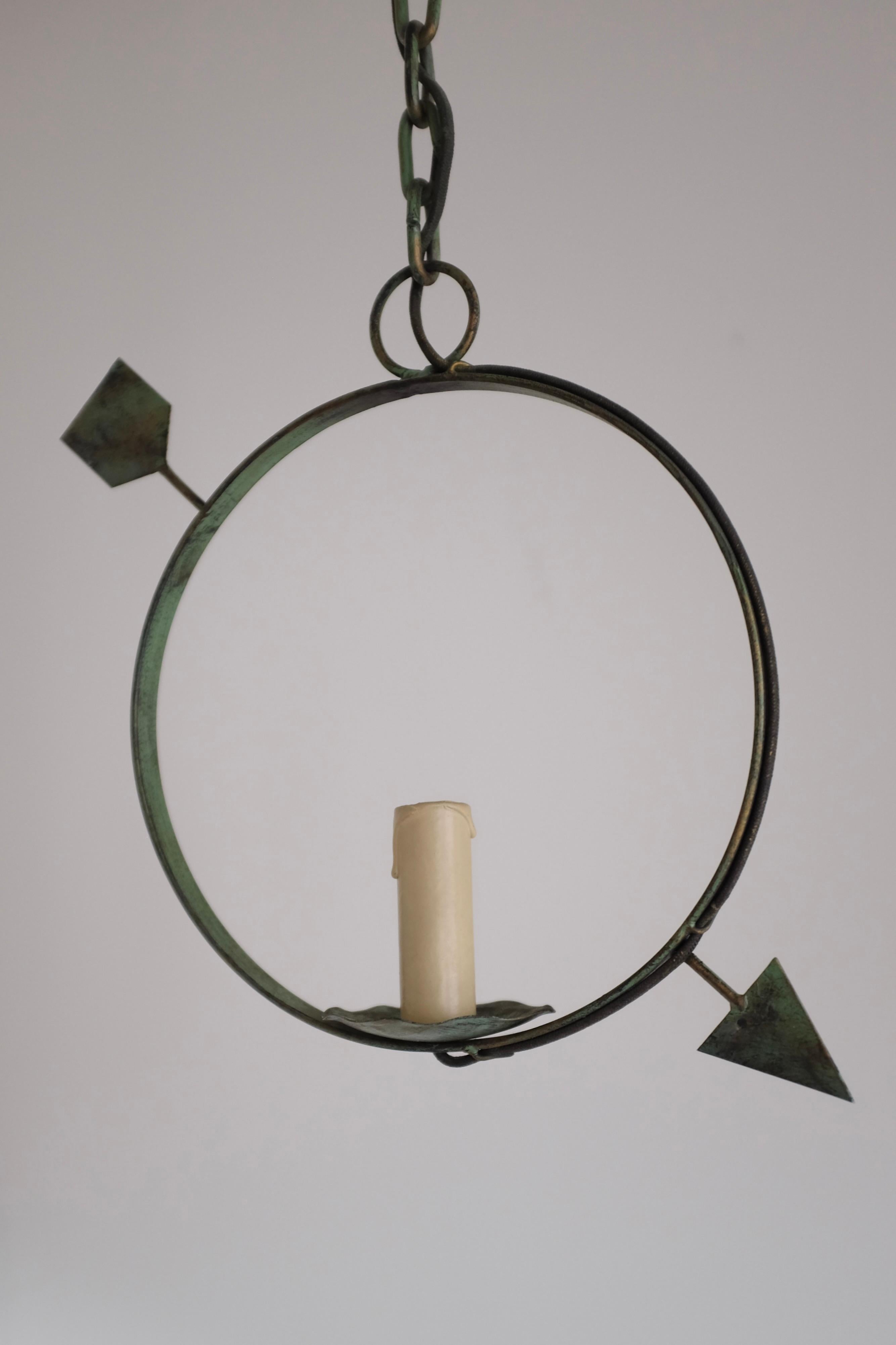 Incantevole ciondolo svedese vintage da esterno in metallo con ornamento a forma di freccia di colore verde. Una sorgente luminosa al centro del cerchio con una presa decorata vintage. Usura appropriata all'età con piccoli segni. Viene fornito con