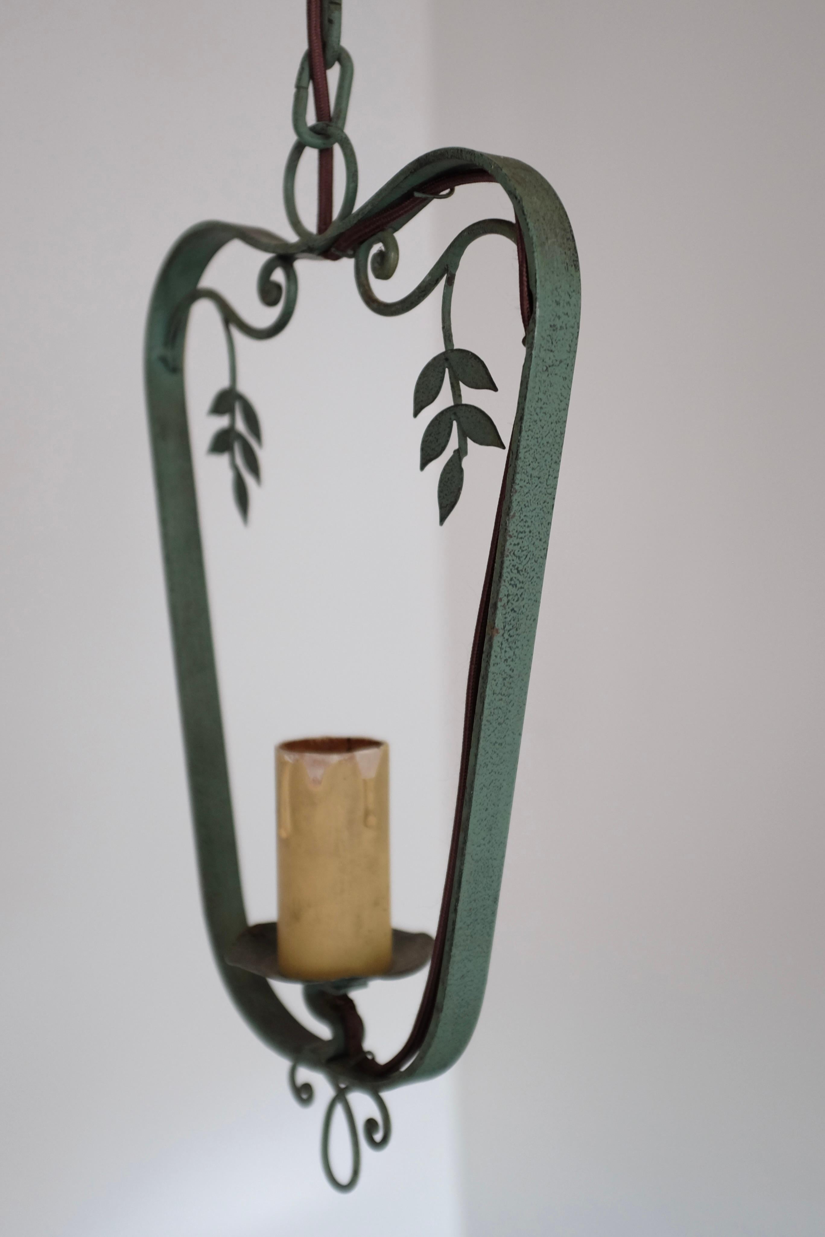 Ciondolo svedese vintage da esterno in metallo con ornamento a forma di foglia di colore verde. Una fonte di luce con il suo originale supporto a imitazione di candela si trova nella parte inferiore del pendente con decorazioni organiche e a forma