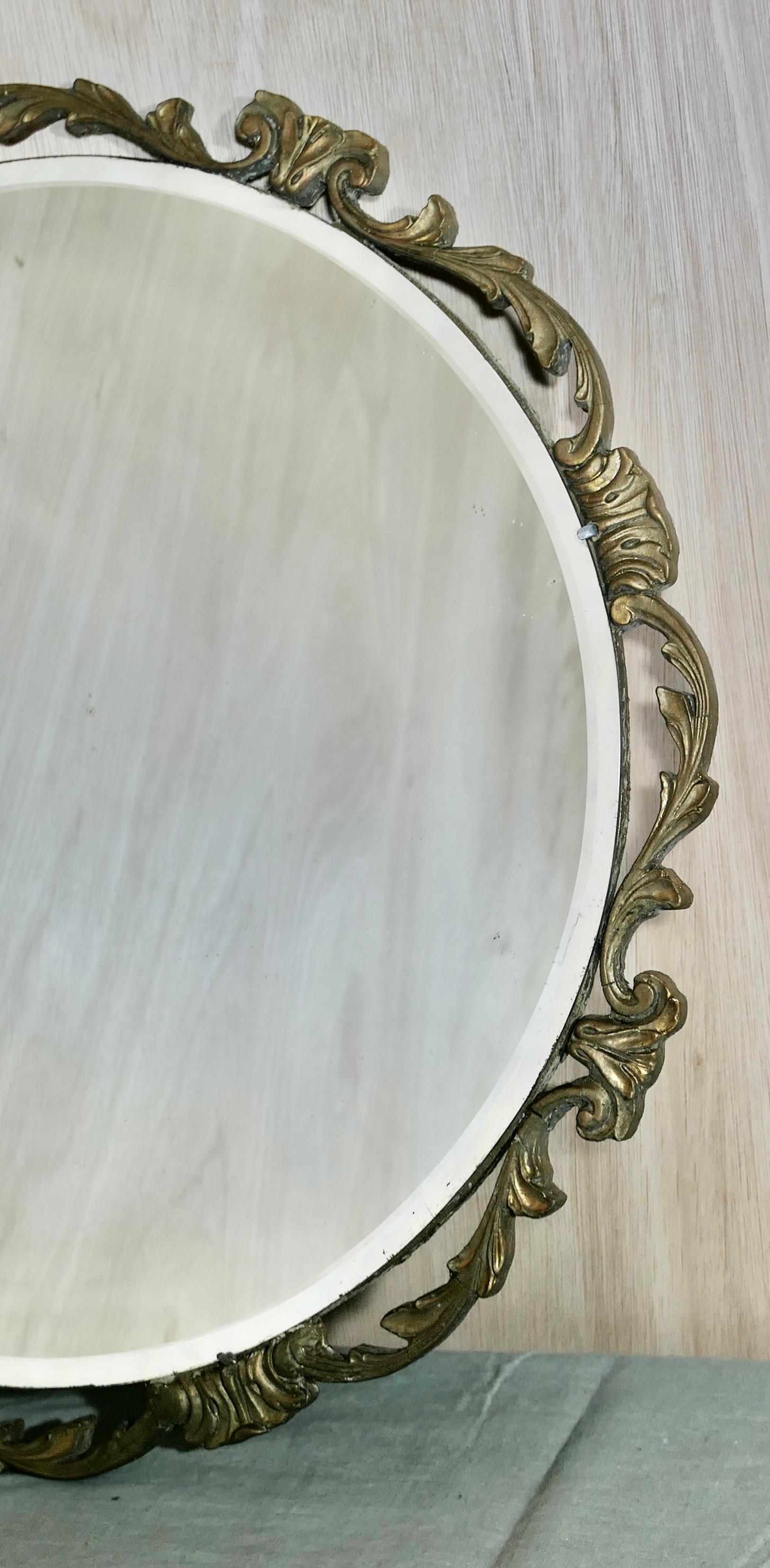 Gesso Miroir mural rond Art Déco Atsonea orné de dorures en vente