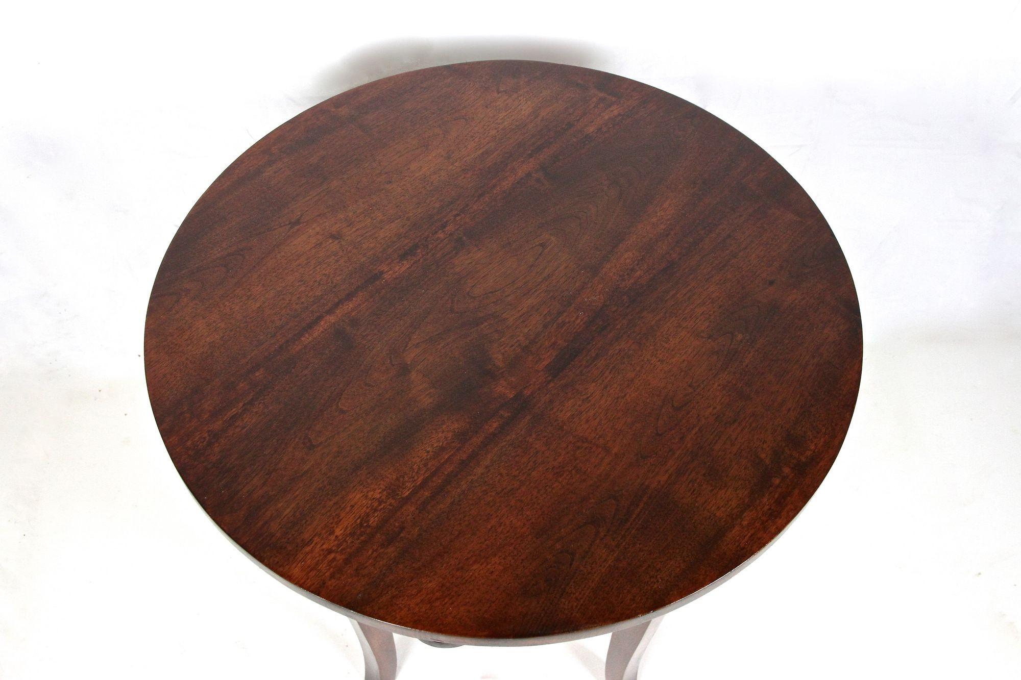 Austrian Round Art Deco Bentwood Side Table/ Coffee Table, Mahogany Style, AT ca. 1920