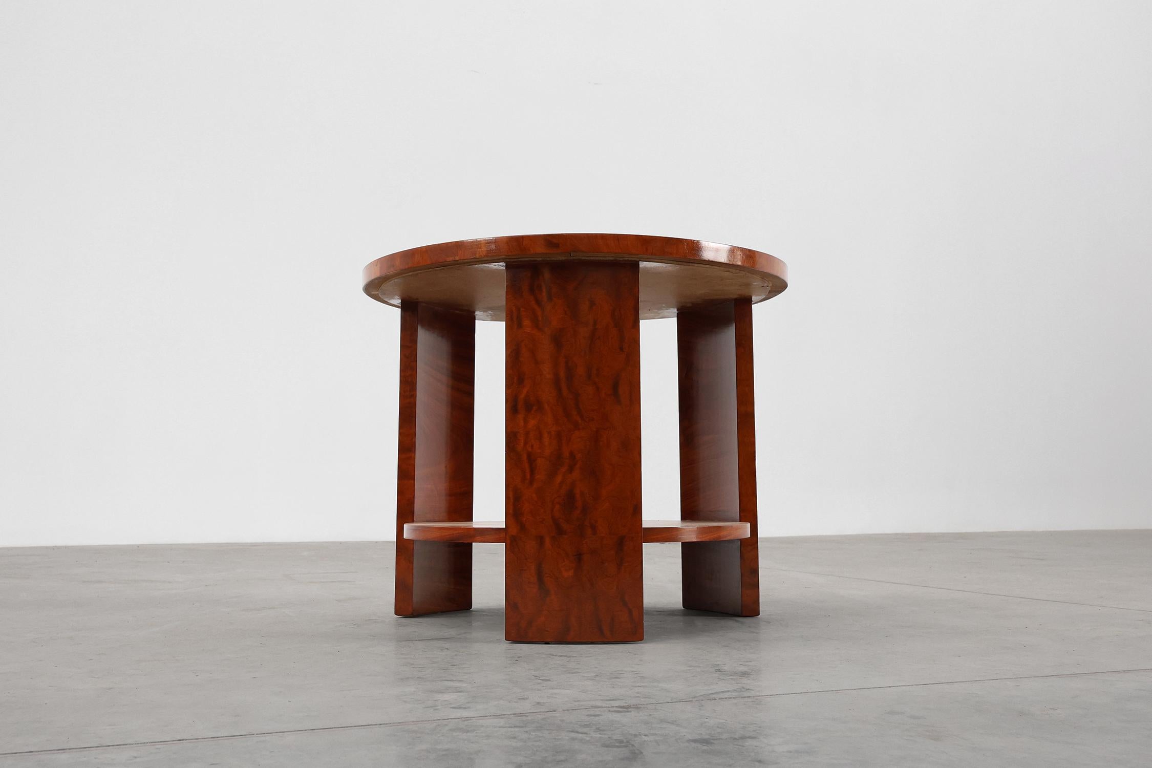Table basse ronde Art déco en placage de loupe, France ca. 1920 en vente 4