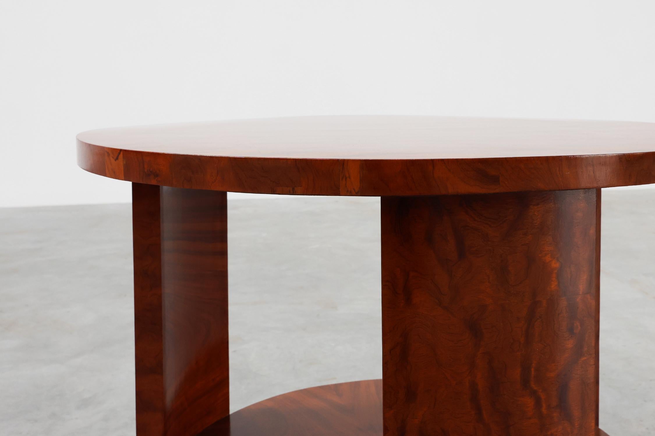 Français Table basse ronde Art déco en placage de loupe, France ca. 1920 en vente