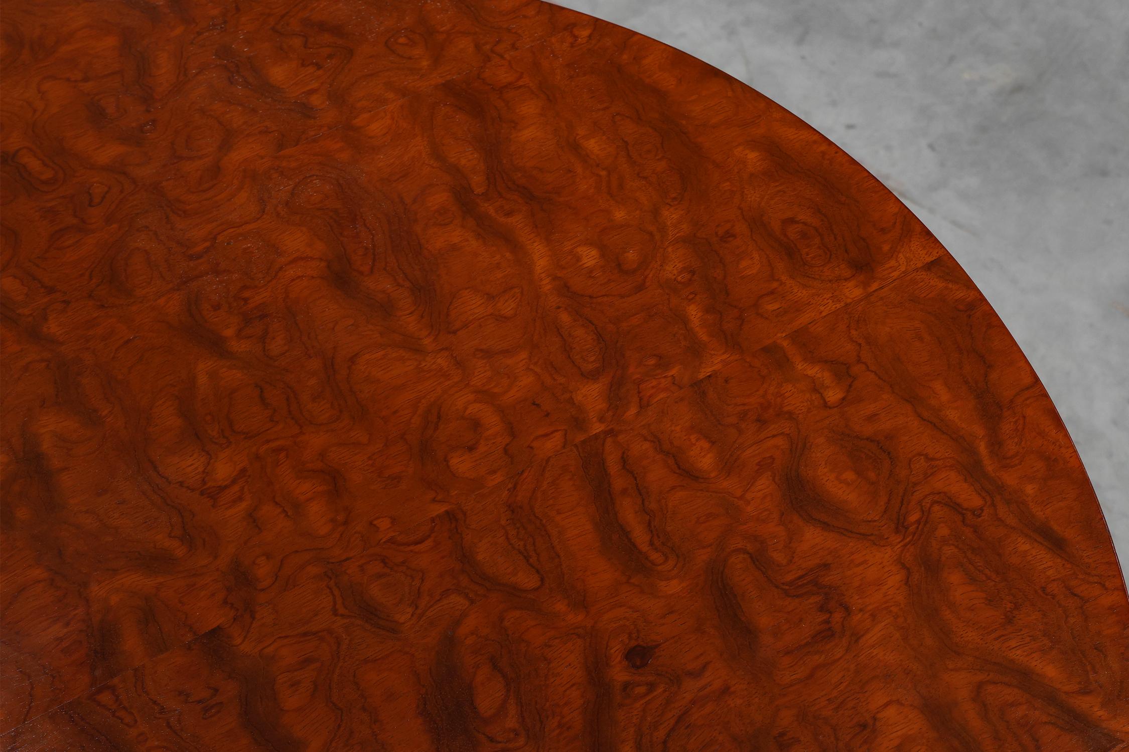 Début du 20ème siècle Table basse ronde Art déco en placage de loupe, France ca. 1920 en vente
