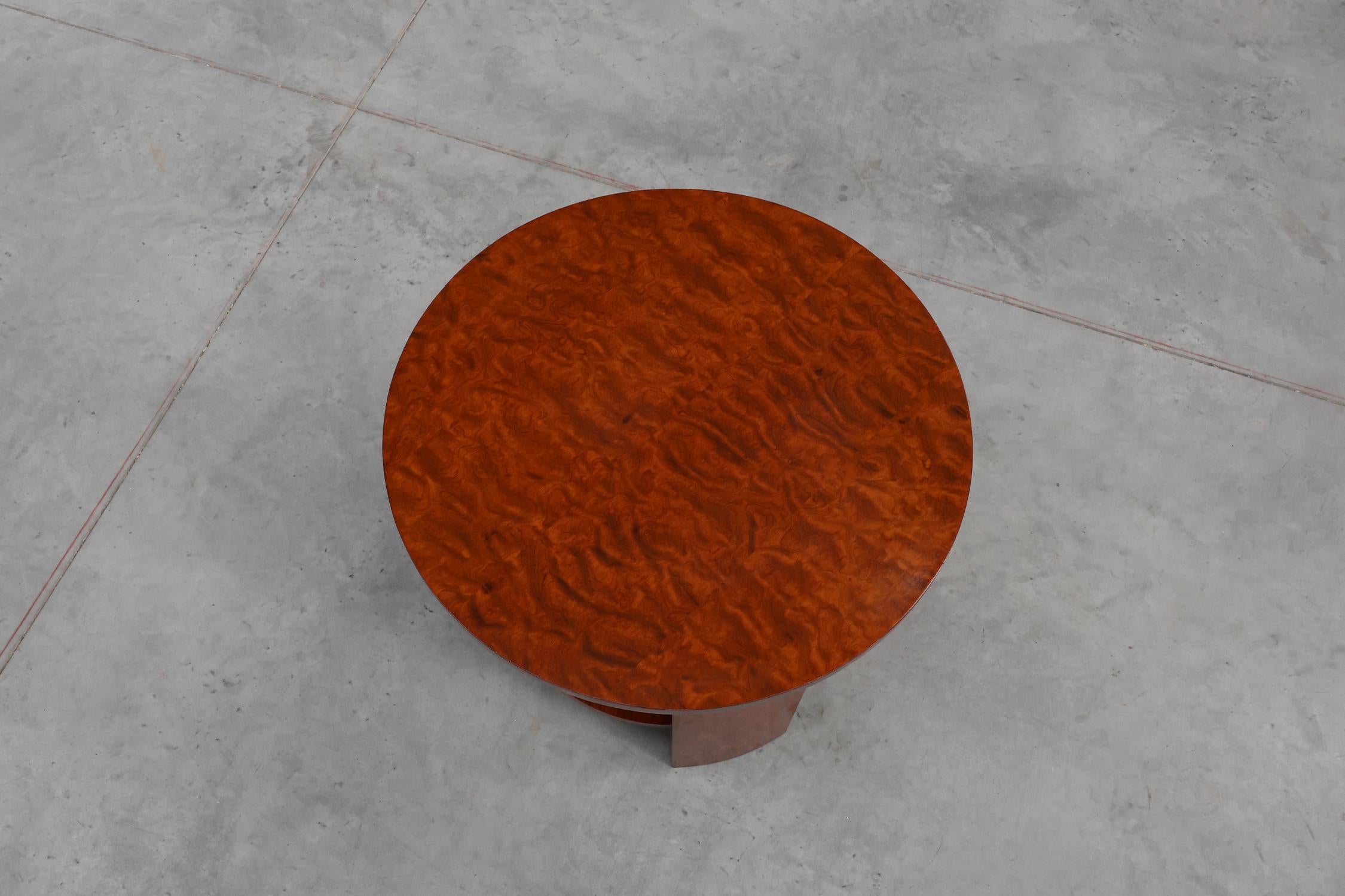 Table basse ronde Art déco en placage de loupe, France ca. 1920 en vente 1