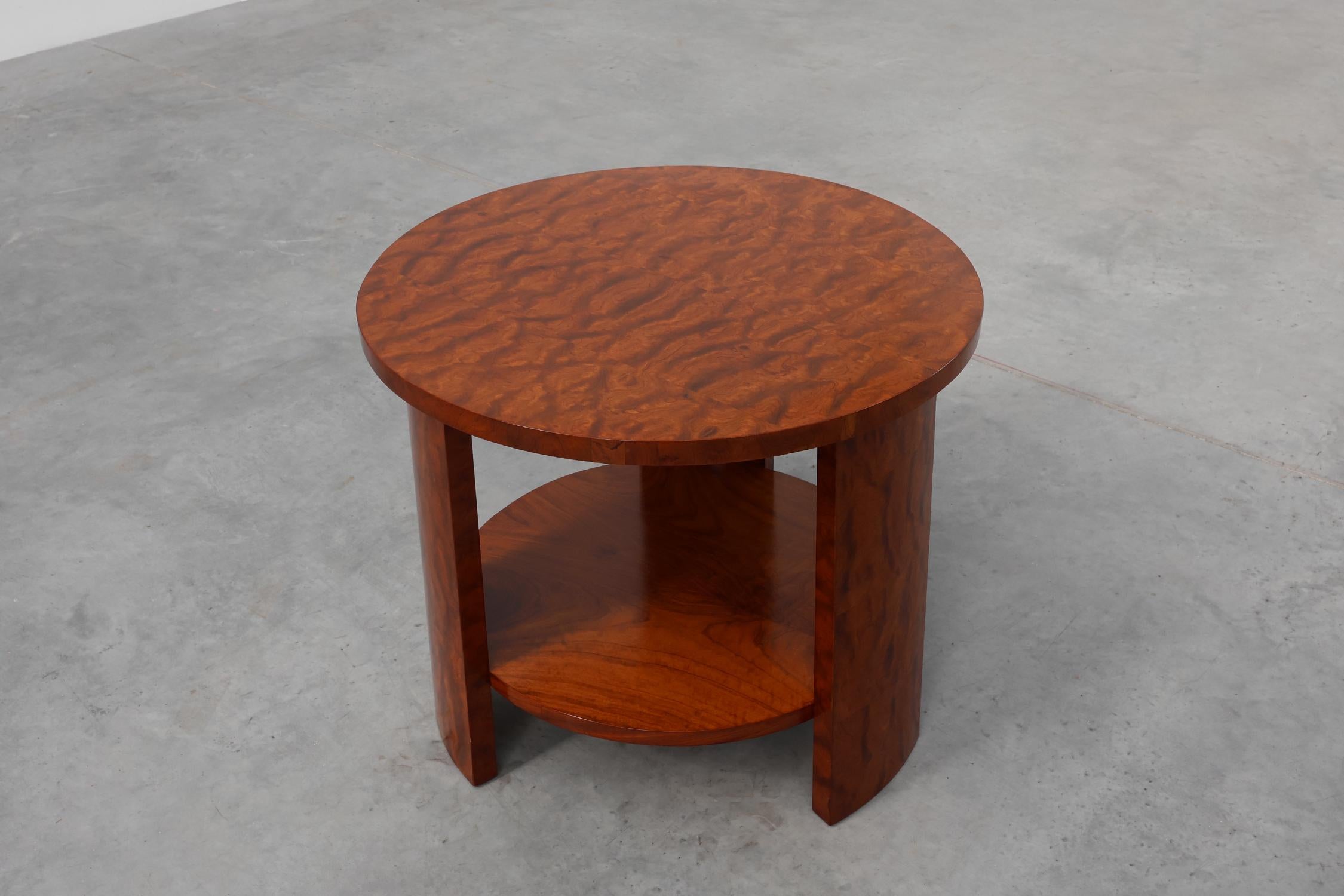 Table basse ronde Art déco en placage de loupe, France ca. 1920 en vente 2