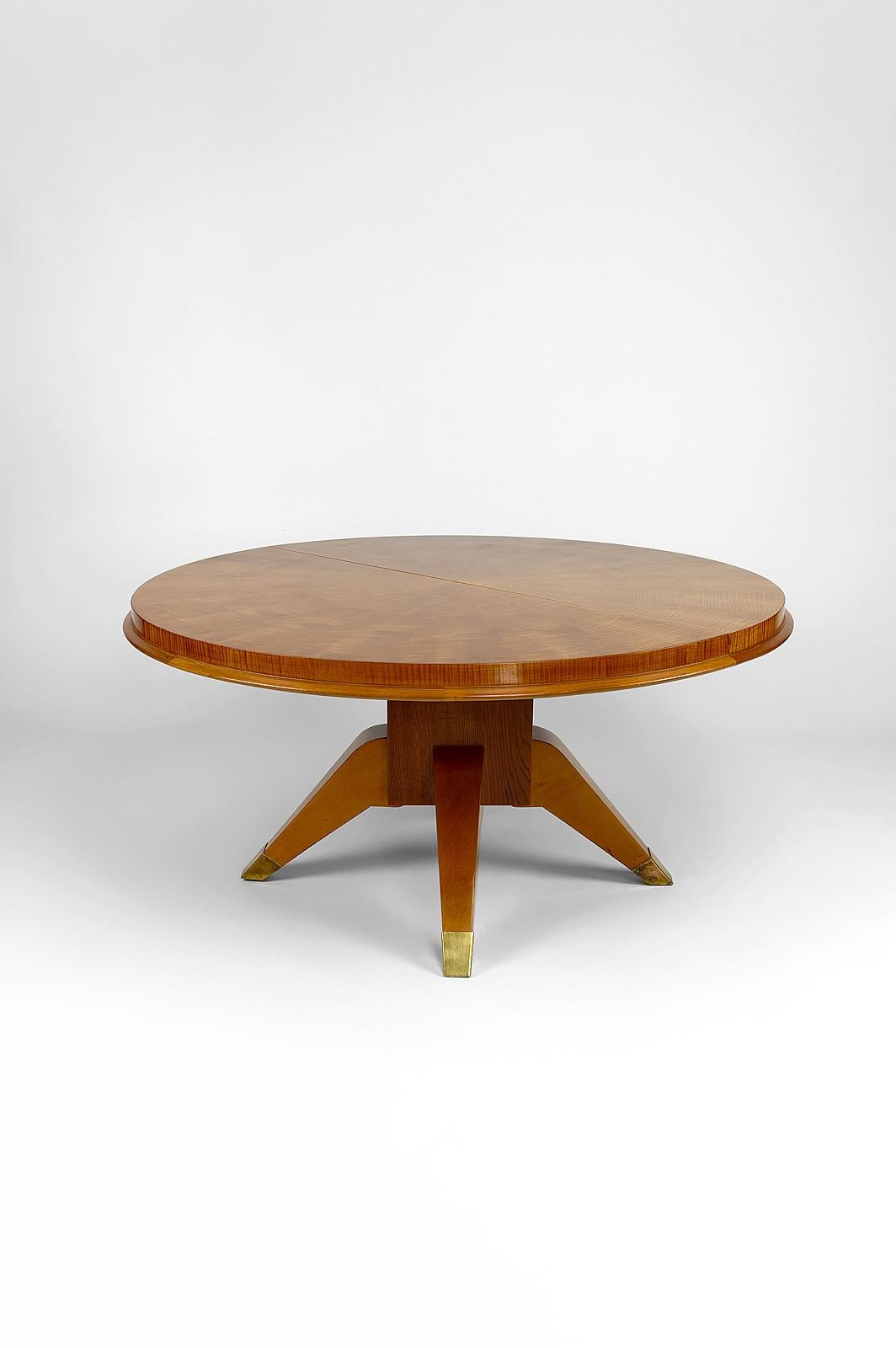 Elegant maple coffee table.

The quadripod base supports a circular top.
The feet are raised by brass plates.

Art Deco / Neo-Classical style, France, around 1940.

In the style of the productions of Lucien Rollin, Jallot, André Arbus, Jacques