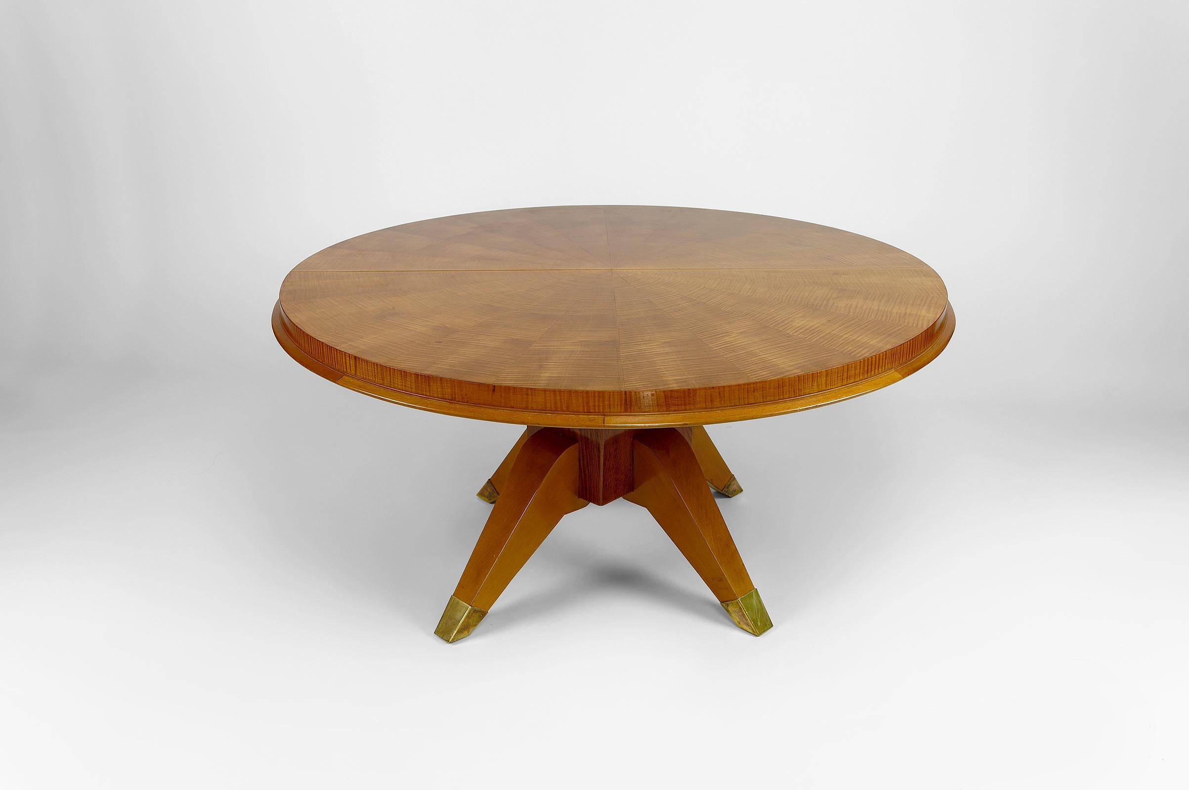 Round Art Deco Coffee Table in Maple Wood, France, circa 1940 In Good Condition In VÉZELAY, FR