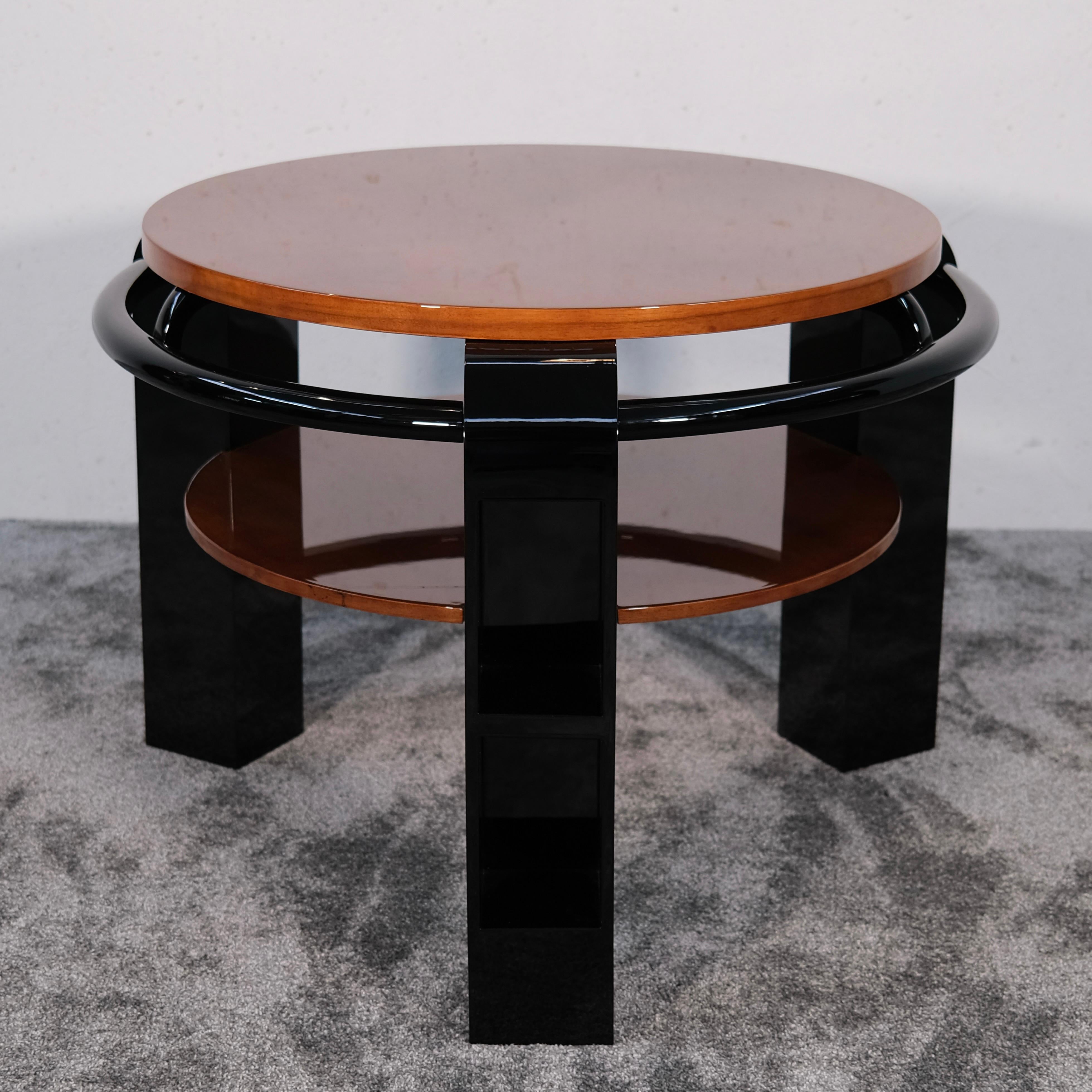 Art Deco Couchtisch aus Nussbaum und schwarzem Lack mit versteckten Details, Frankreich 1930er Jahre

Auf den ersten Blick besticht dieser Art-Déco-Couchtisch, der sich gleichermaßen als Couchtisch, Beistelltisch oder Mitteltisch eignet, durch seine