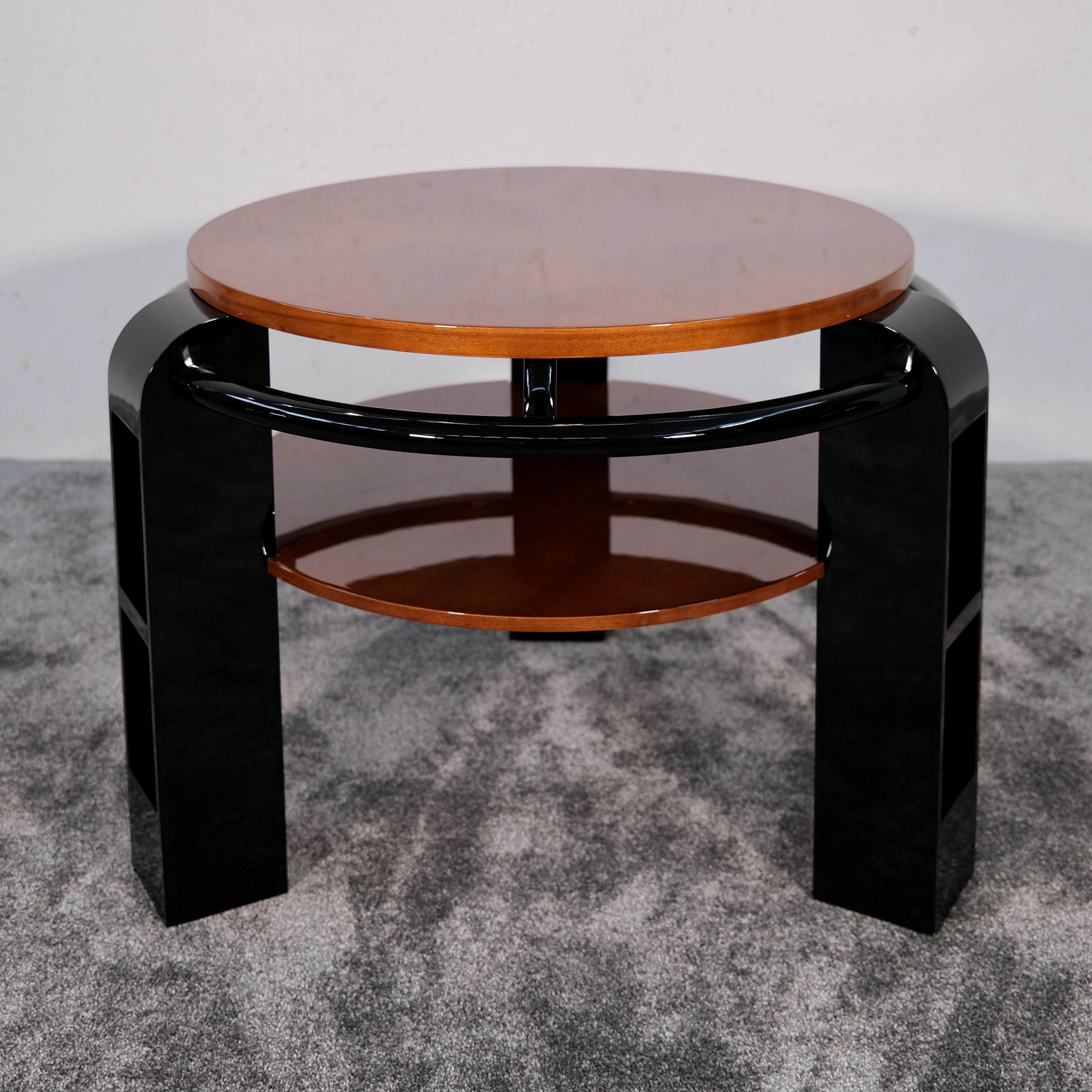 Runder Art-Déco-Couchtisch aus Nussbaum und Schwarz mit geheimen Details, Frankreich 1930er Jahre (Lackiert) im Angebot