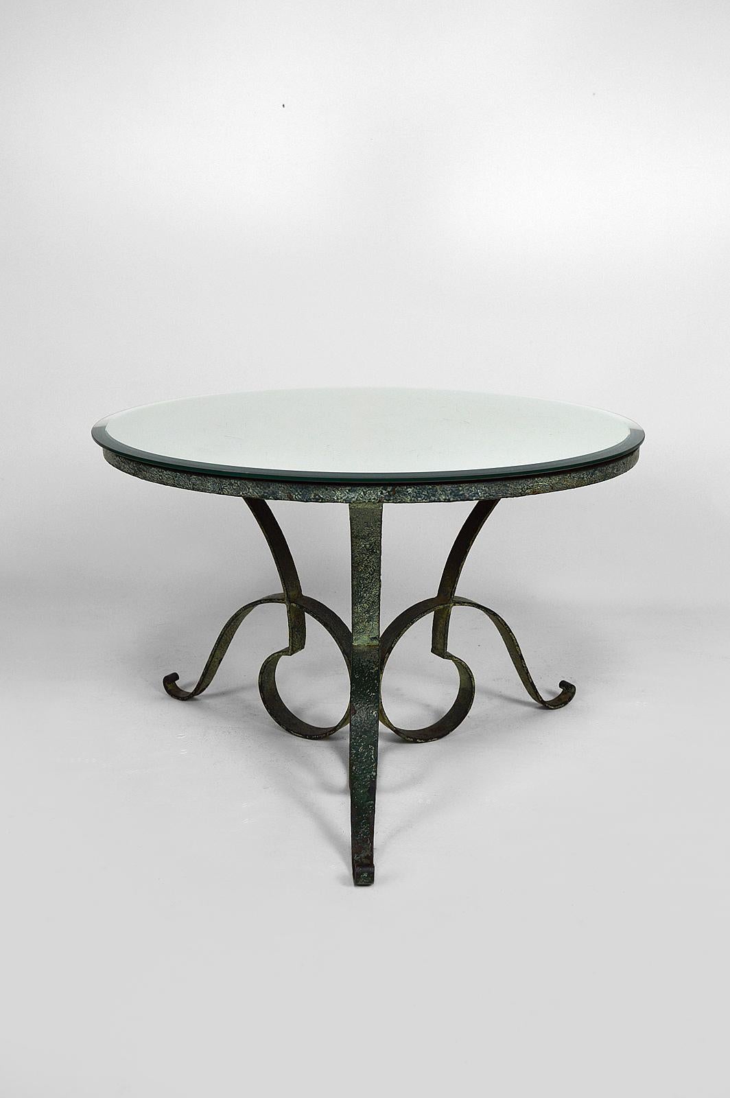 Elegant circular coffee / side table.

Wrought iron structure with green patina.
Beveled mirror tray.

In good condition, small lack of silvering on the mirror.
Art Deco, France, circa 1935.

Attributed to Raymond Subes (1891-1970), a