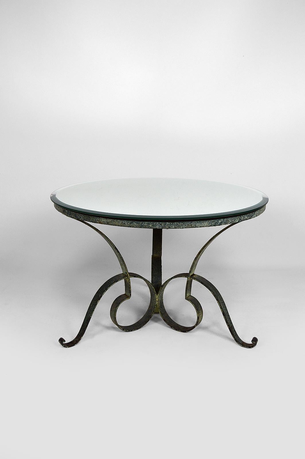 Round Art Deco Coffee Table in Wrought Iron Attributed to Raymond Subes, 1935s In Good Condition In VÉZELAY, FR