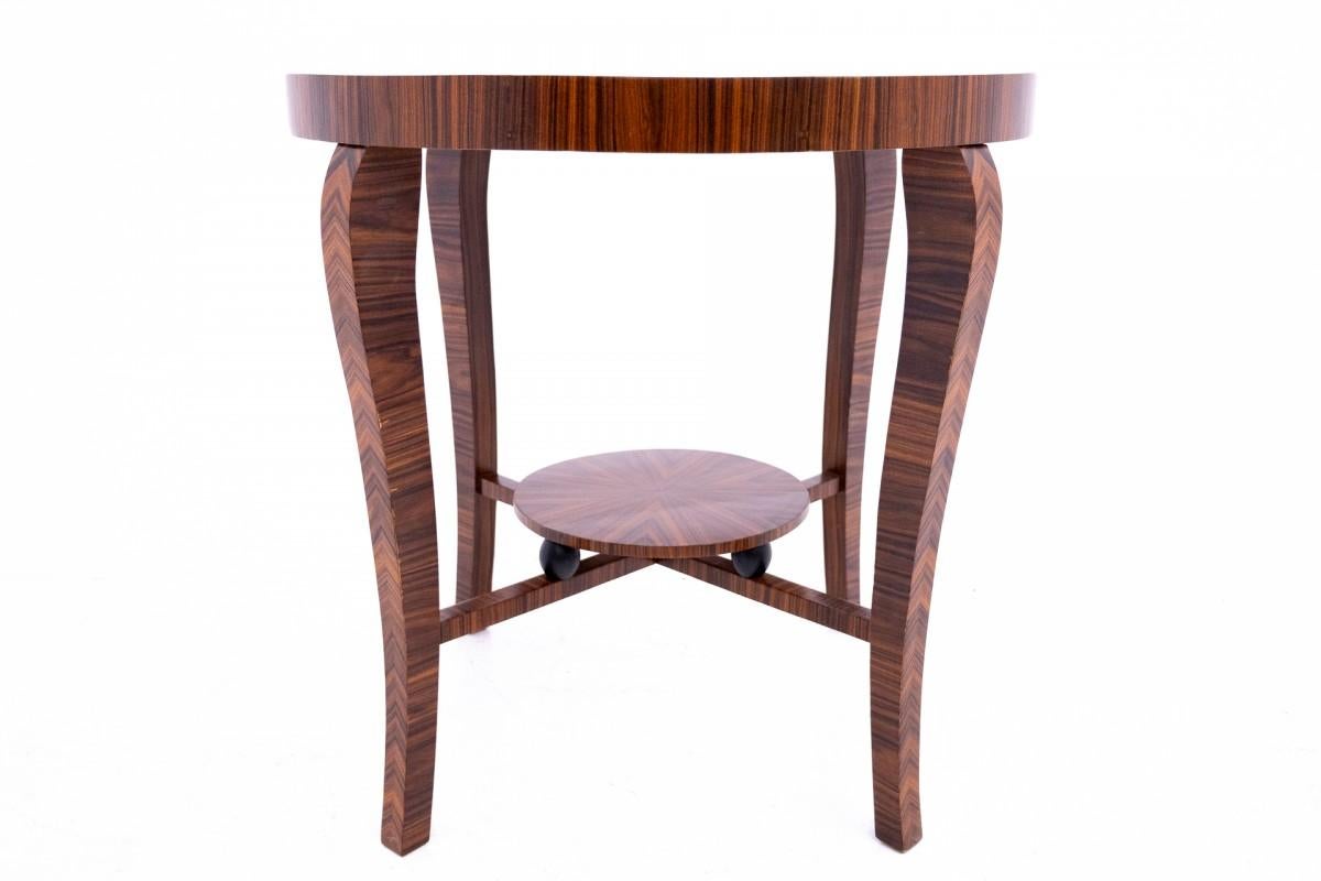 Table Art Déco des années 1950. Meubles en très bon état, après une rénovation professionnelle.

Dimensions : hauteur 79 cm / dia. 80 cm