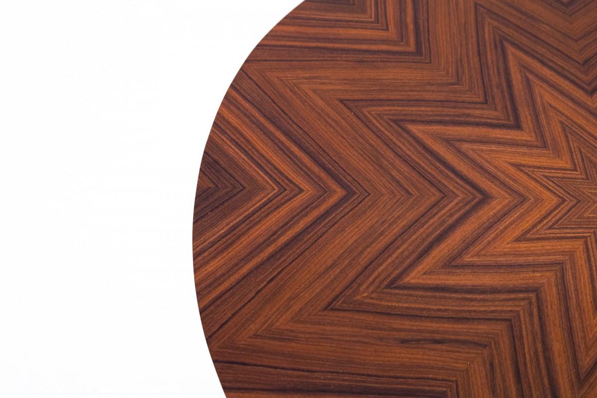 Noyer Table basse ronde Art déco, Pologne, milieu du 20e siècle, après rénovation. en vente