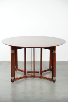 Round Art Deco design dining table for 4 people in good condition