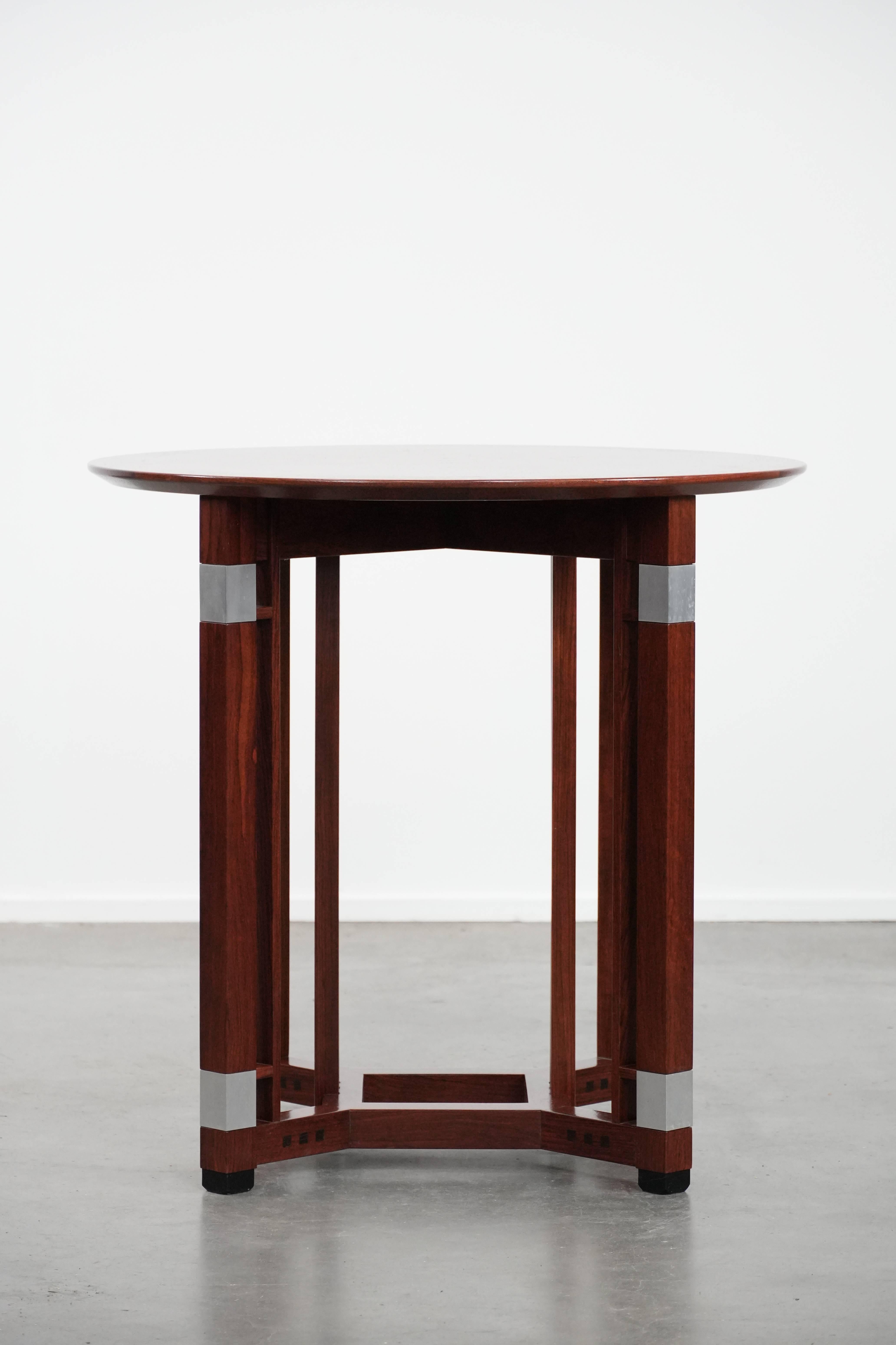 This beautiful round Art Deco Schuitema coffee table from the Decoforma series is a fantastic addition for enthusiasts. It features beautiful and remarkable details typical of Schuitema, and is a nice, subtle addition to your interior. Due to years