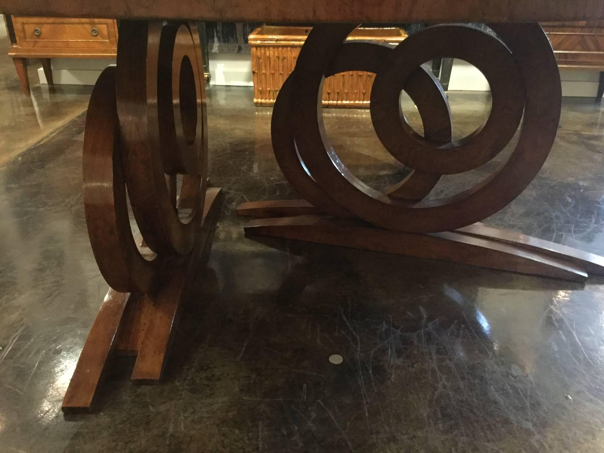 Late 20th Century Round Art Deco Dining Table in Walnut Burl Designed by Renaissance Collection For Sale