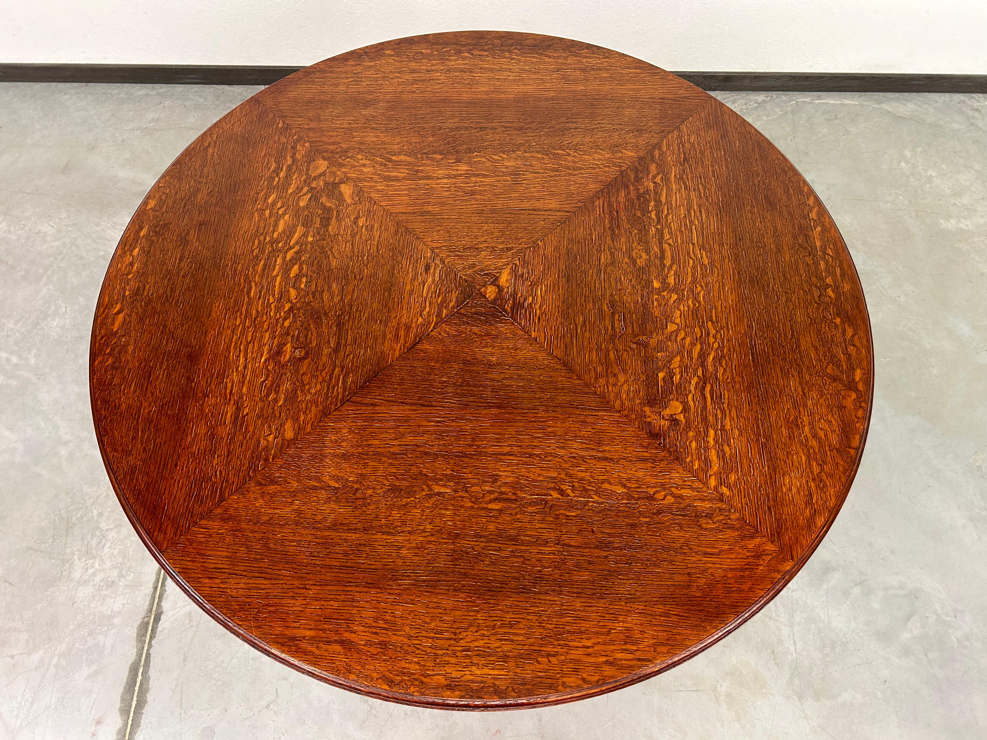 Table de salle à manger ronde art déco avec ferrures en laiton en très bel état d'origine.