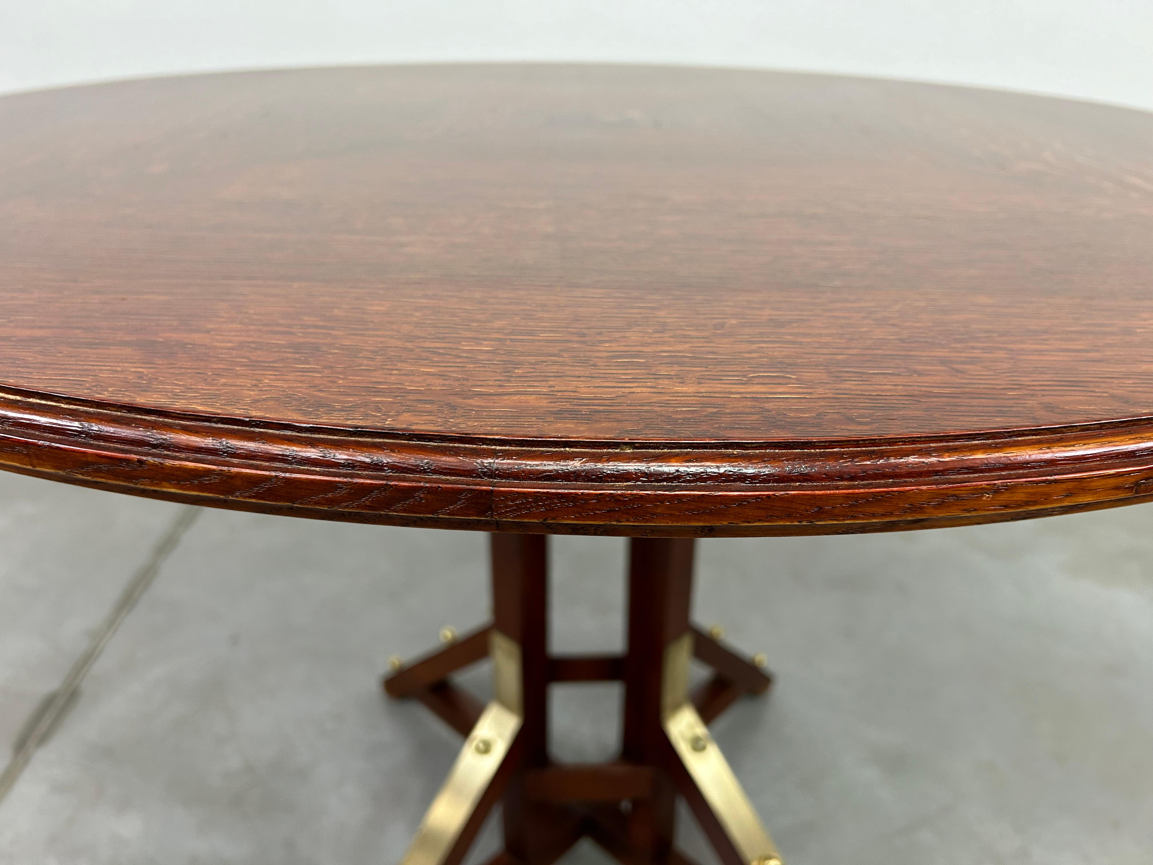 Tchèque Table de salle à manger ronde art déco en laiton en vente