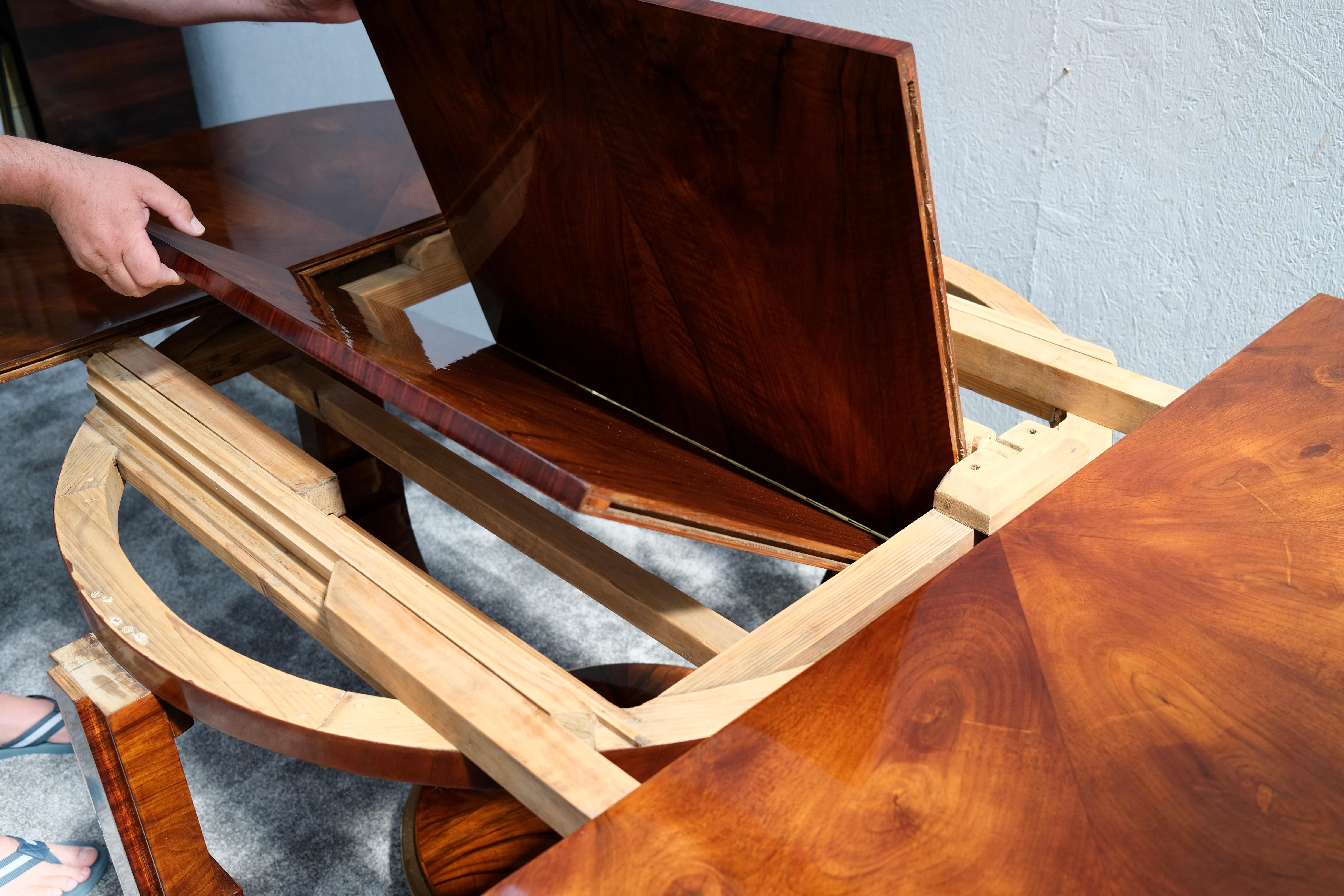 Round Art Deco Dining Table with Extension in French Walnut and Shellac Finish For Sale 7