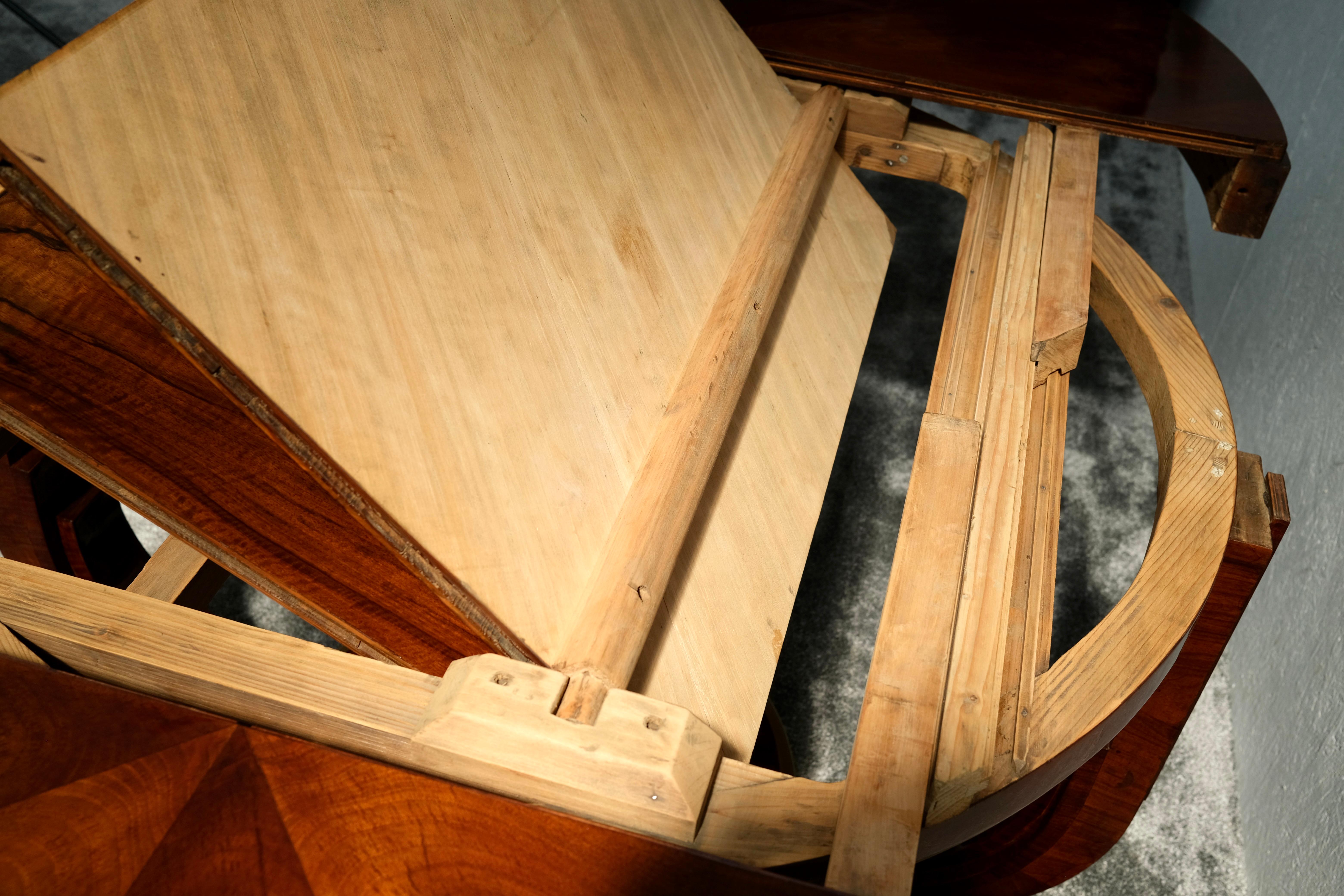 Round Art Deco Dining Table with Extension in French Walnut and Shellac Finish For Sale 8