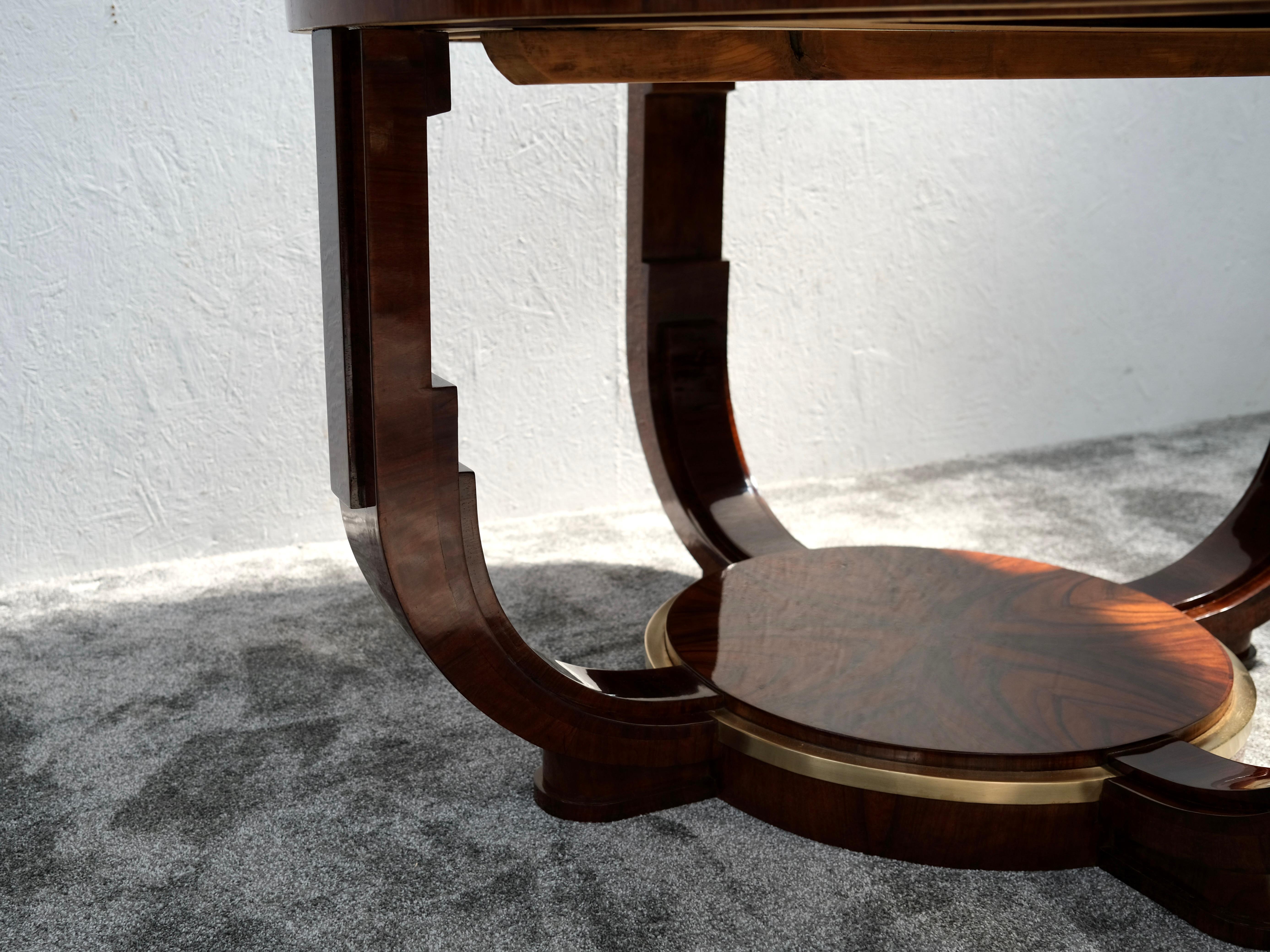 Round Art Deco Dining Table with Extension in French Walnut and Shellac Finish For Sale 2