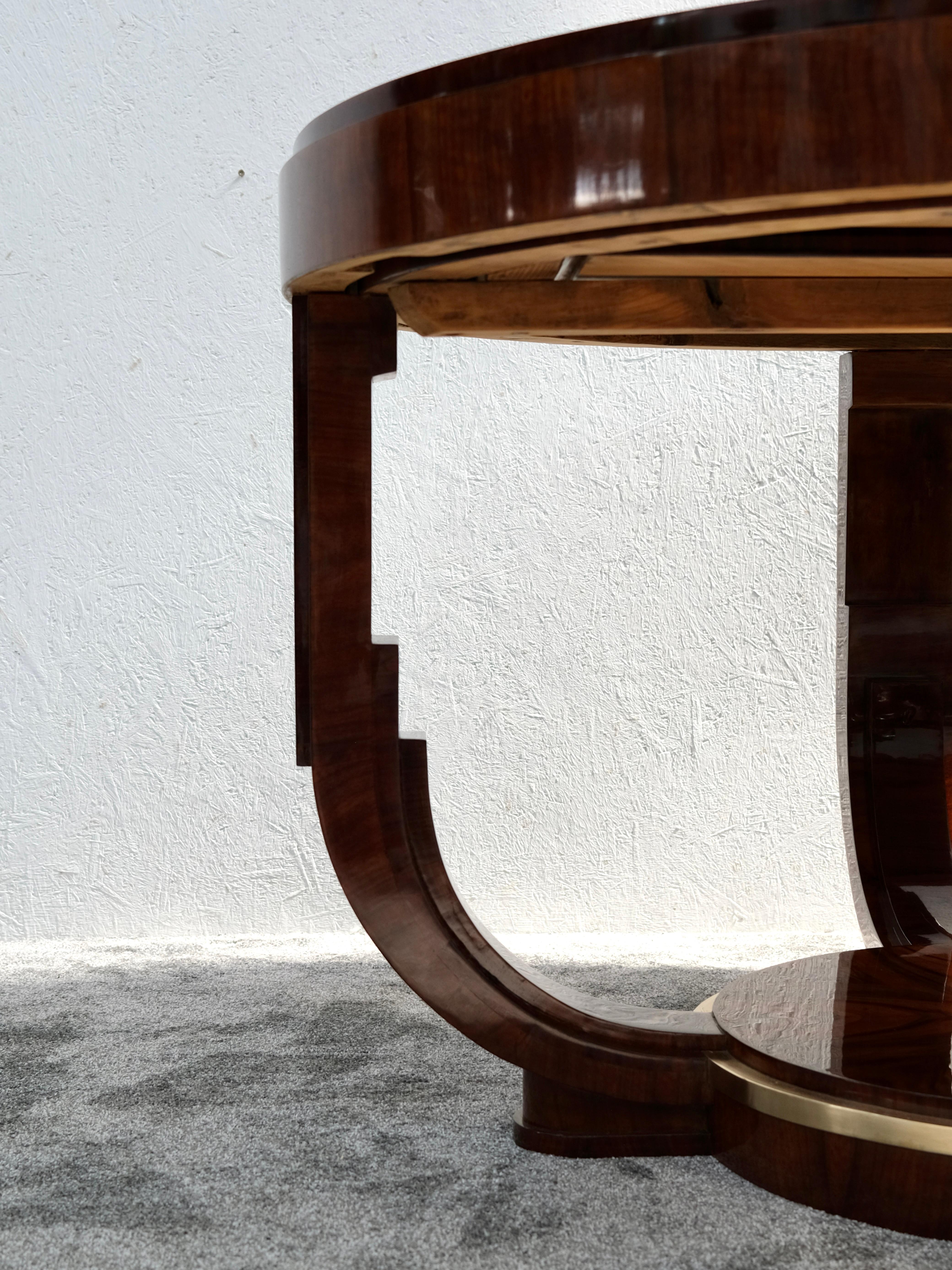 Round Art Deco Dining Table with Extension in French Walnut and Shellac Finish For Sale 3