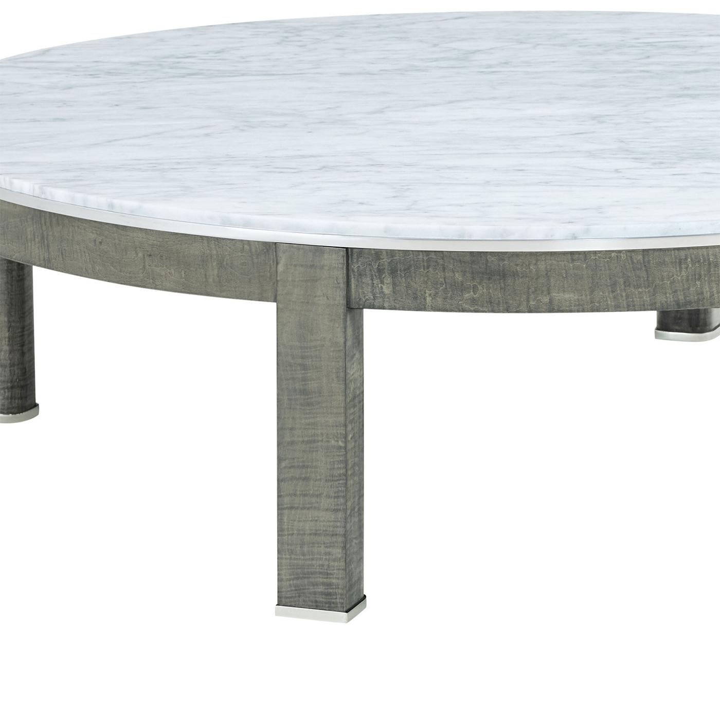 Questo elegante pezzo è caratterizzato da una forma geometrica elegante, completata da accenti in acciaio inossidabile spazzolato, che offre un perfetto connubio tra design moderno e materiali classici. La finitura Pebble Grey della base contrasta