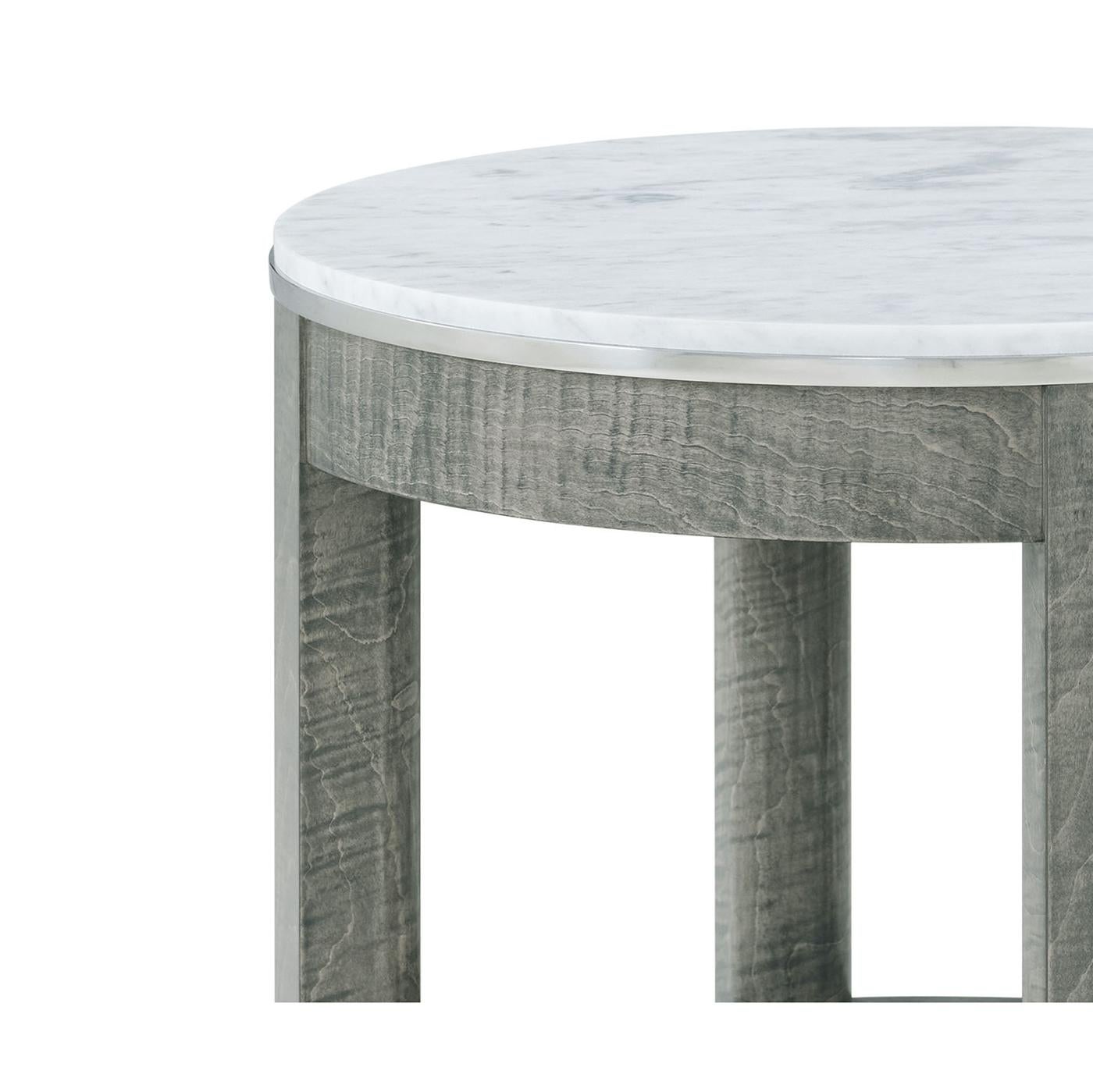 Cette pièce élégante présente une forme géométrique épurée complétée par des accents en acier inoxydable brossé, offrant un mélange parfait de design moderne et de matériaux classiques. La finition Pebble Grey de la base contraste magnifiquement