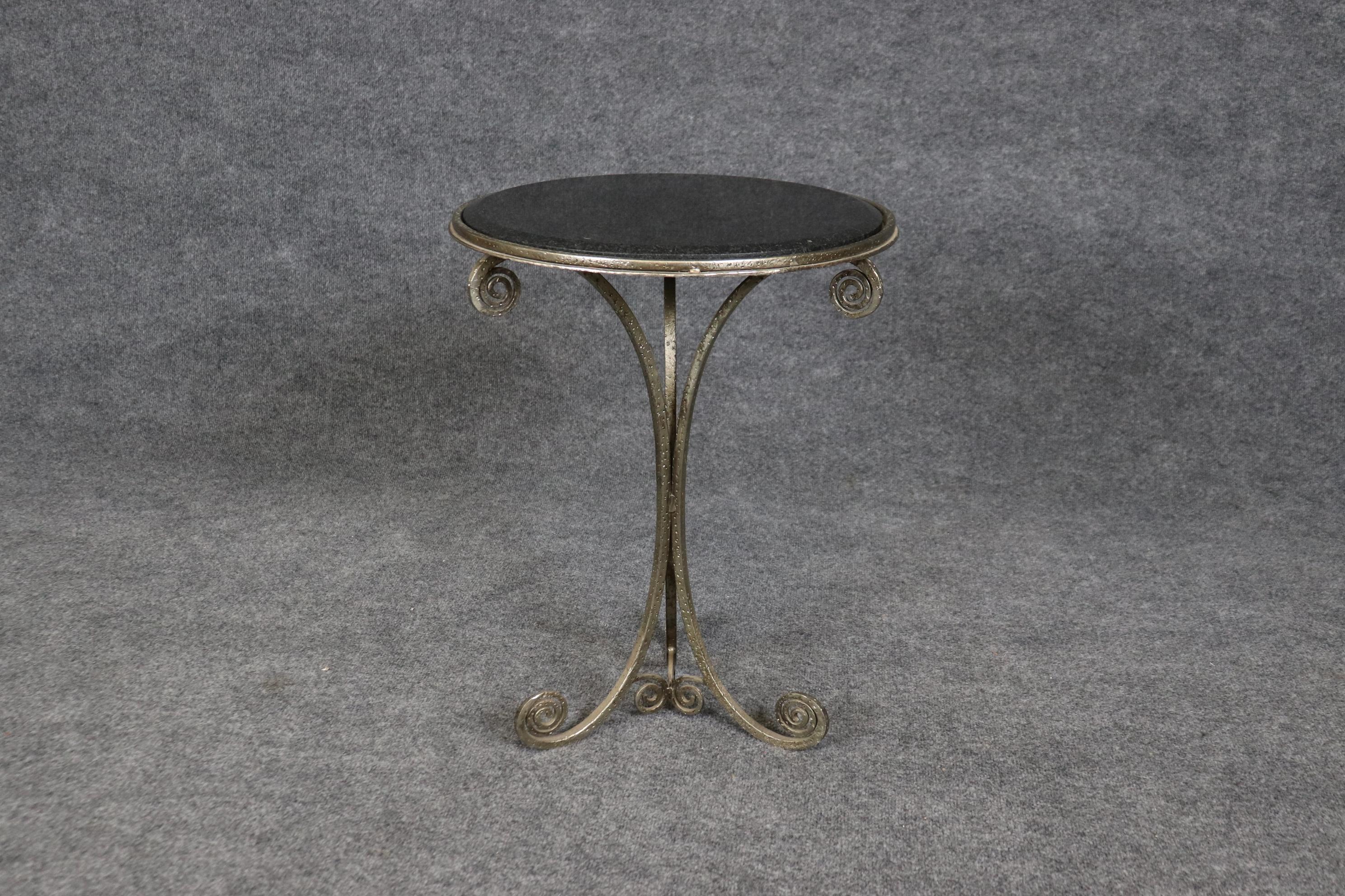 Il s'agit d'une magnifique table à la manière d'Oscar Bach. La table est fabriquée en fer forgé à la main et dispose d'un plateau en granit inséré biseauté, ce qui signifie qu'elle peut être utilisée à l'intérieur ou à l'extérieur. La table est en