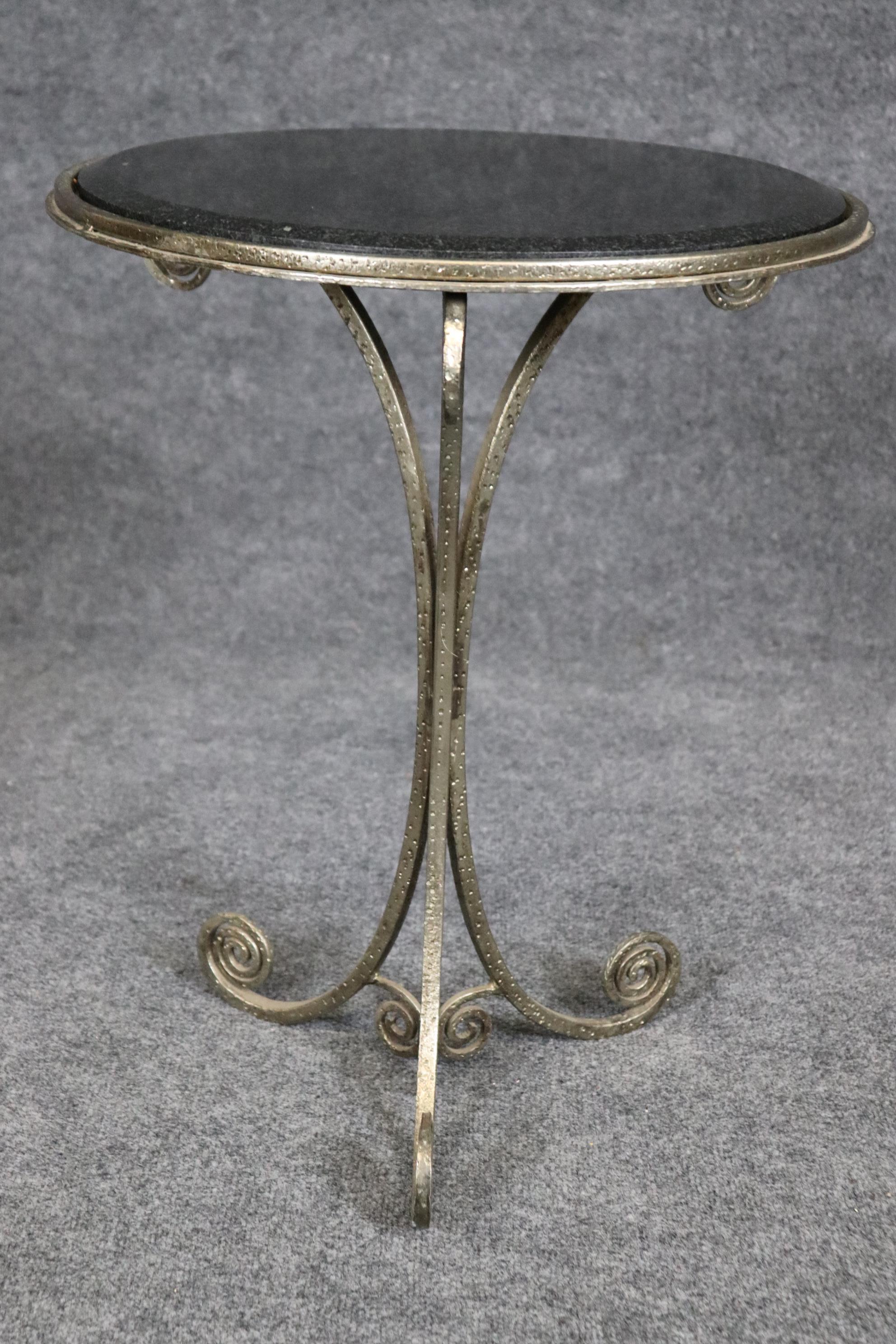 Art déco Table d'appoint ronde Art Déco en métal et plateau en granit biseauté à la manière d'Oscar Bach en vente