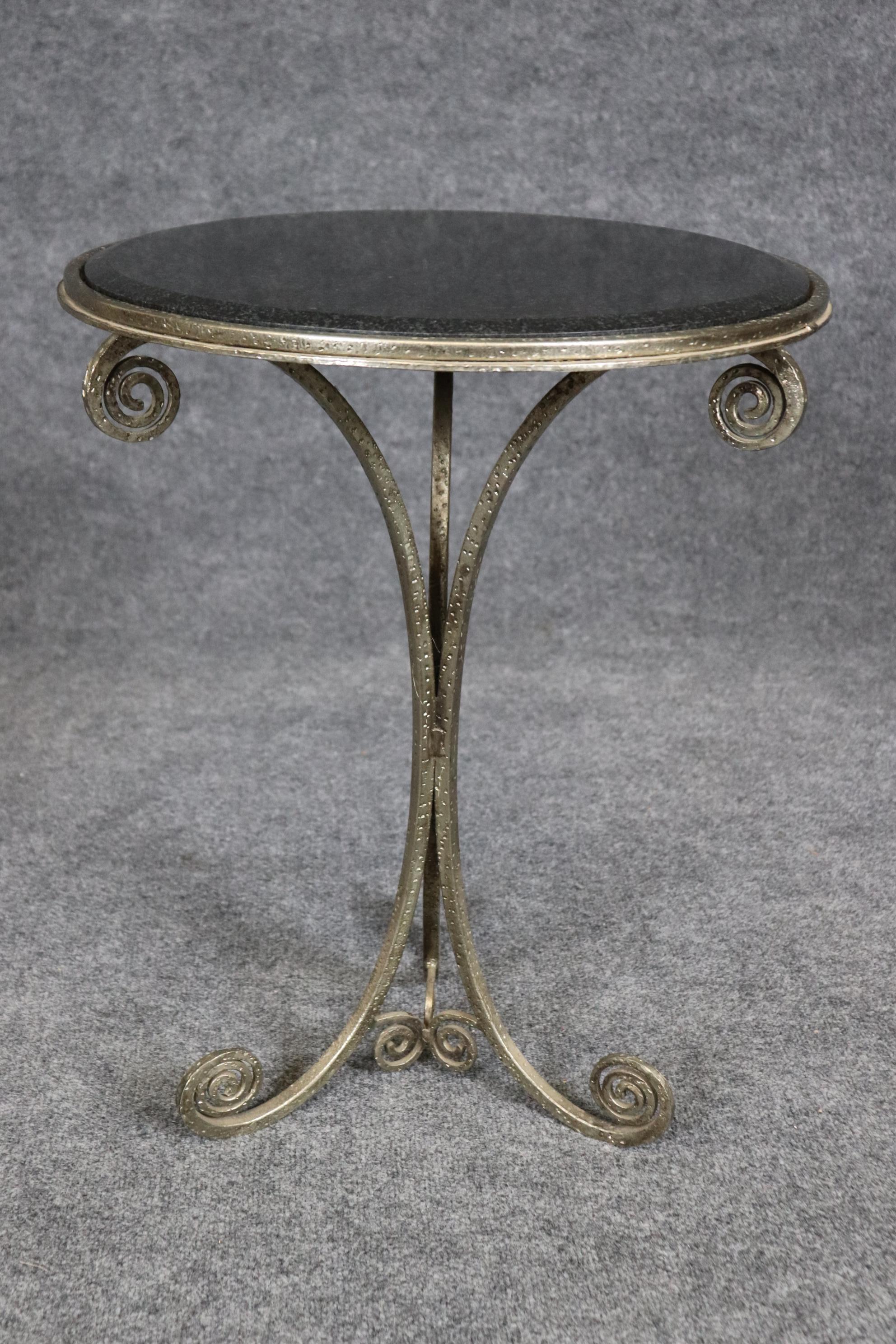 Européen Table d'appoint ronde Art Déco en métal et plateau en granit biseauté à la manière d'Oscar Bach en vente