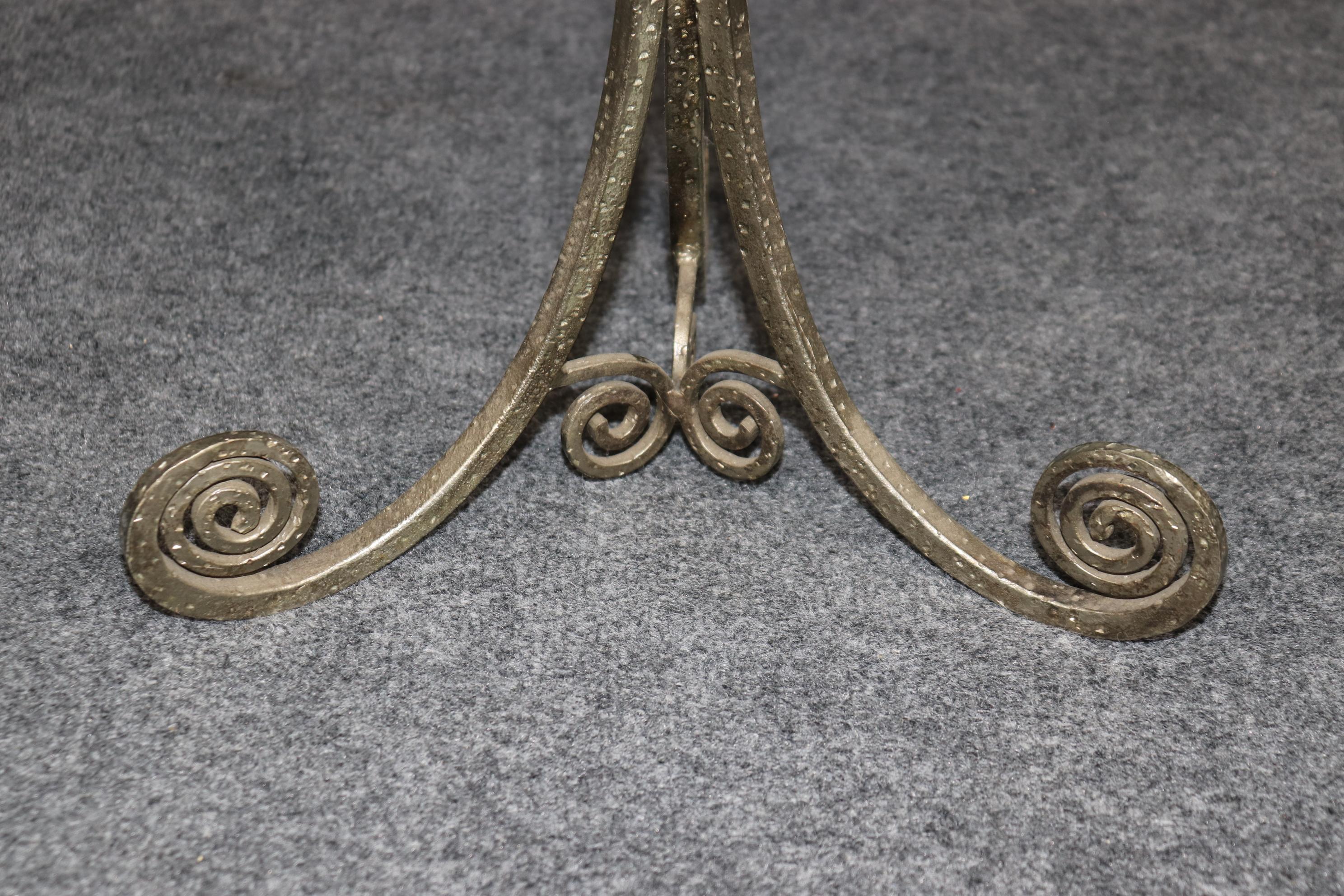 Fer forgé Table d'appoint ronde Art Déco en métal et plateau en granit biseauté à la manière d'Oscar Bach en vente