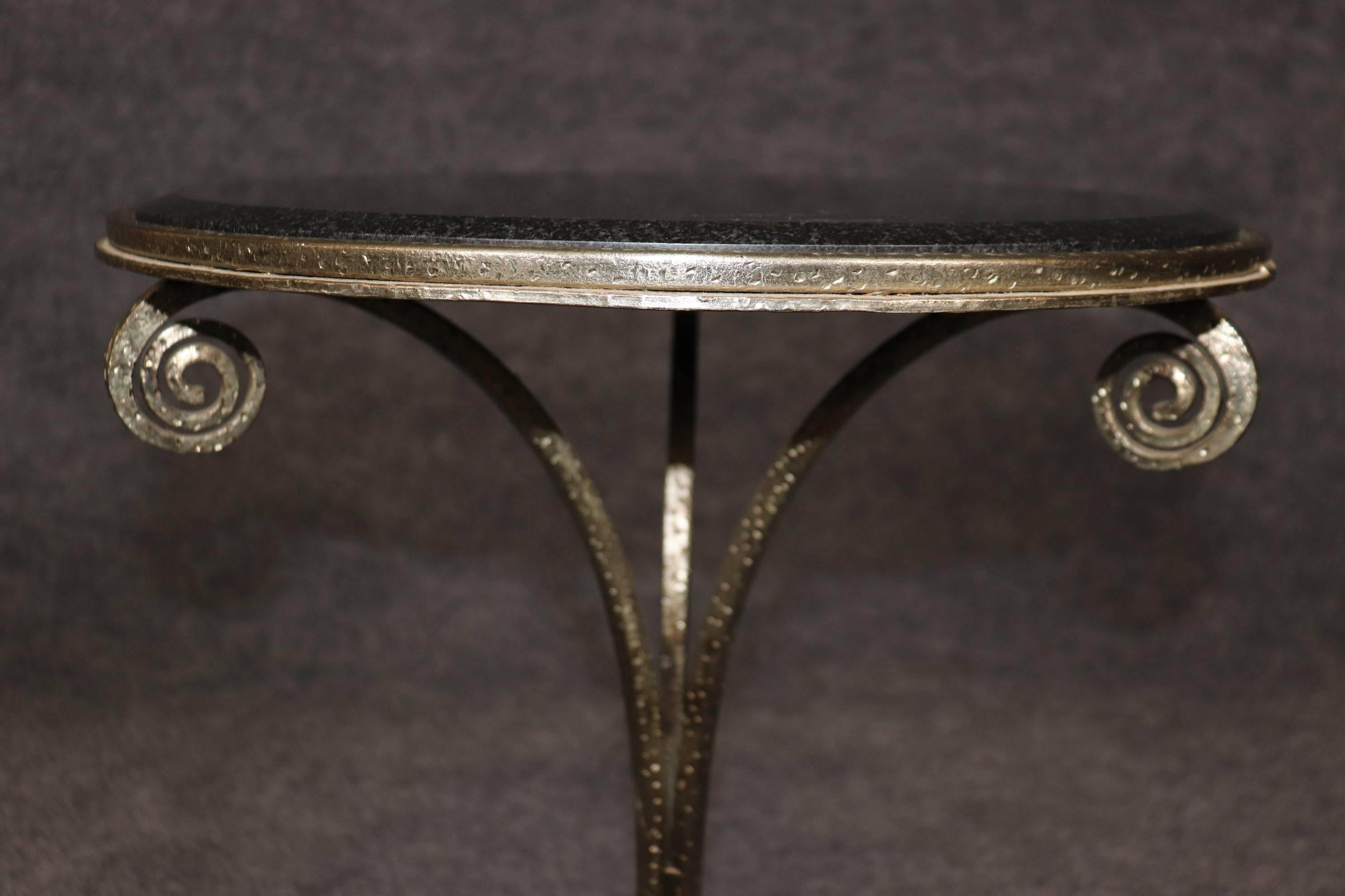 Table d'appoint ronde Art Déco en métal et plateau en granit biseauté à la manière d'Oscar Bach en vente 1