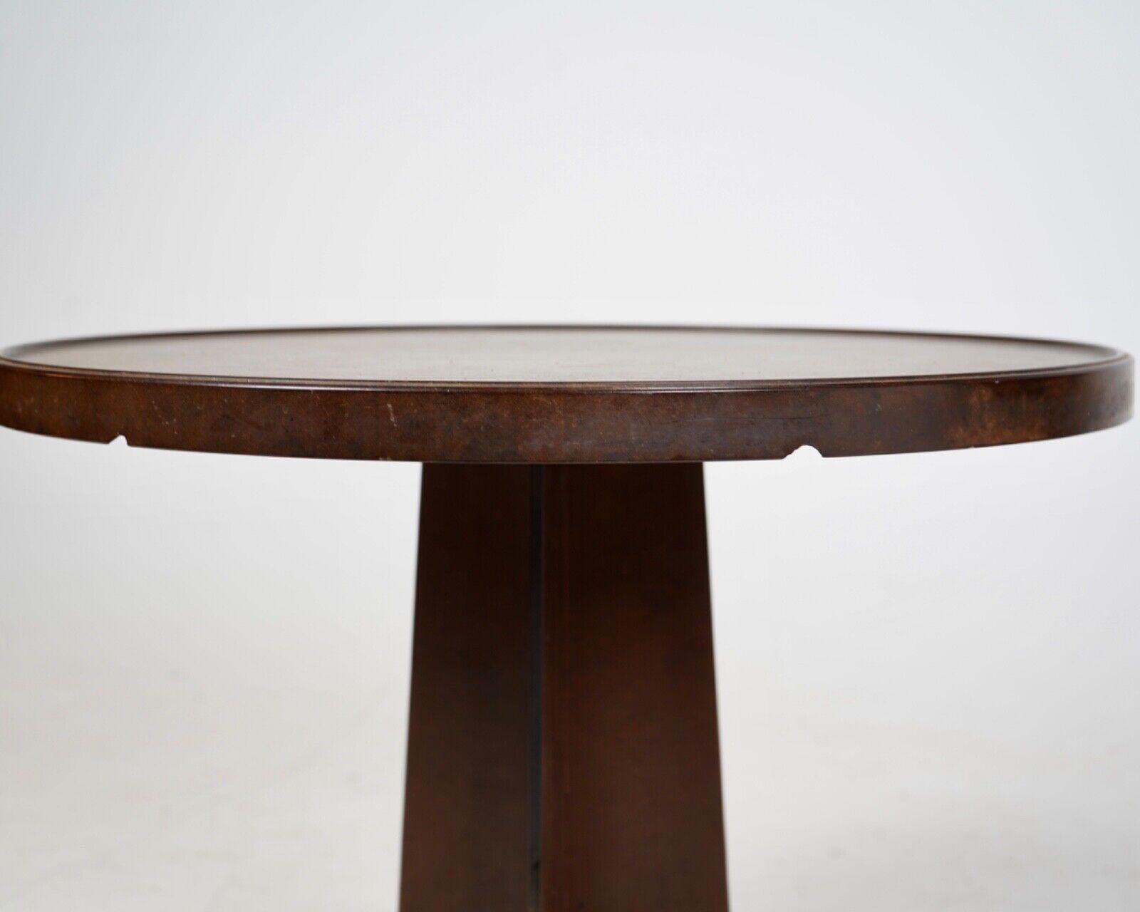 English bakelite side table circa 1930s. It has a round top with a quarter form base.

Two chips on the rim.

Condition 

Please do take a careful look at all our pictures and note that these are antique or vintage pieces that will show sign of age