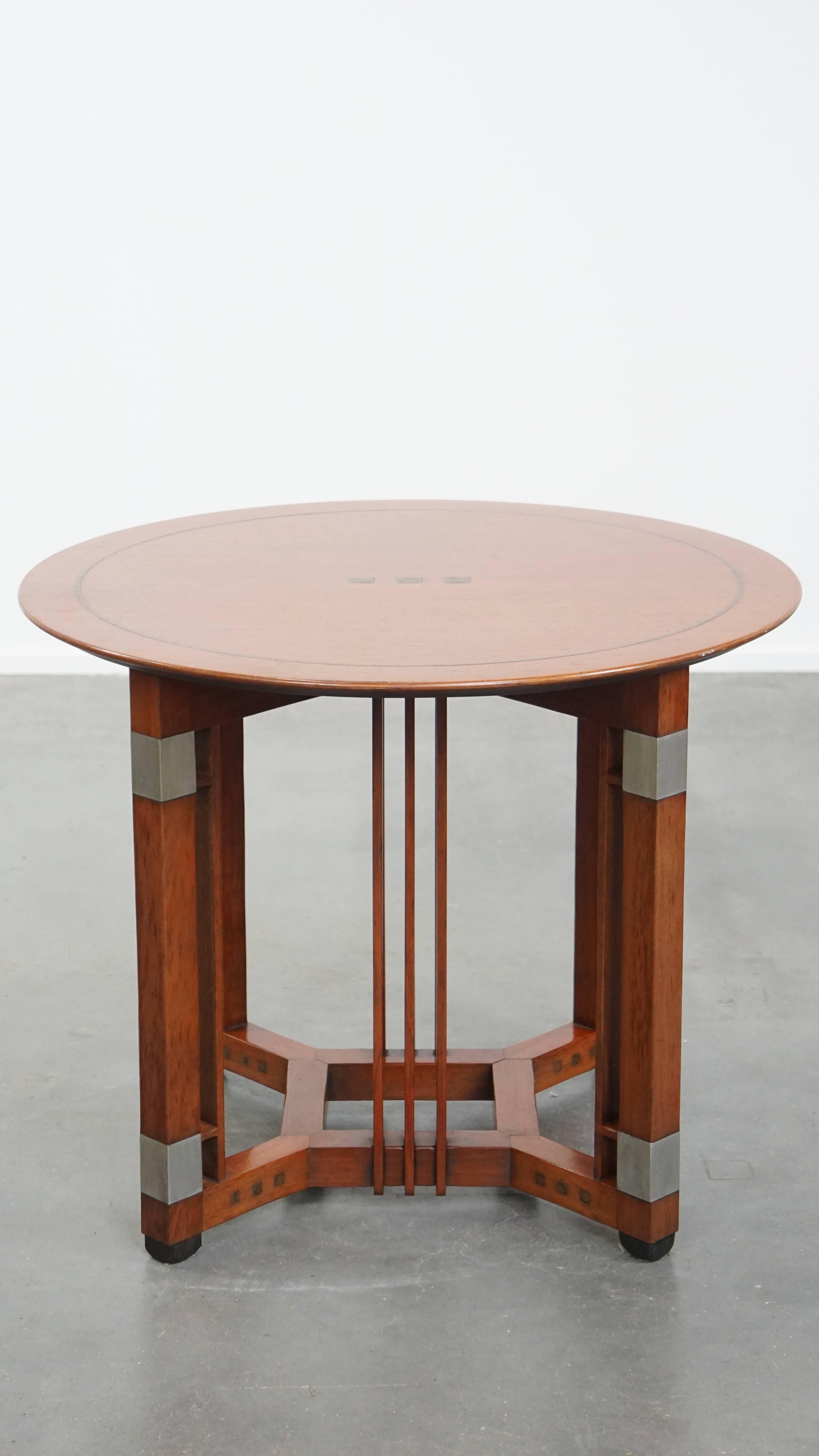 Offered is this beautiful and well-preserved round Art Deco Schuitema design side/coffee table from the Decoforma series. 

This elegant round table from the Dutch top brand Schuitema, part of the Decoforma series, is a fantastic addition for